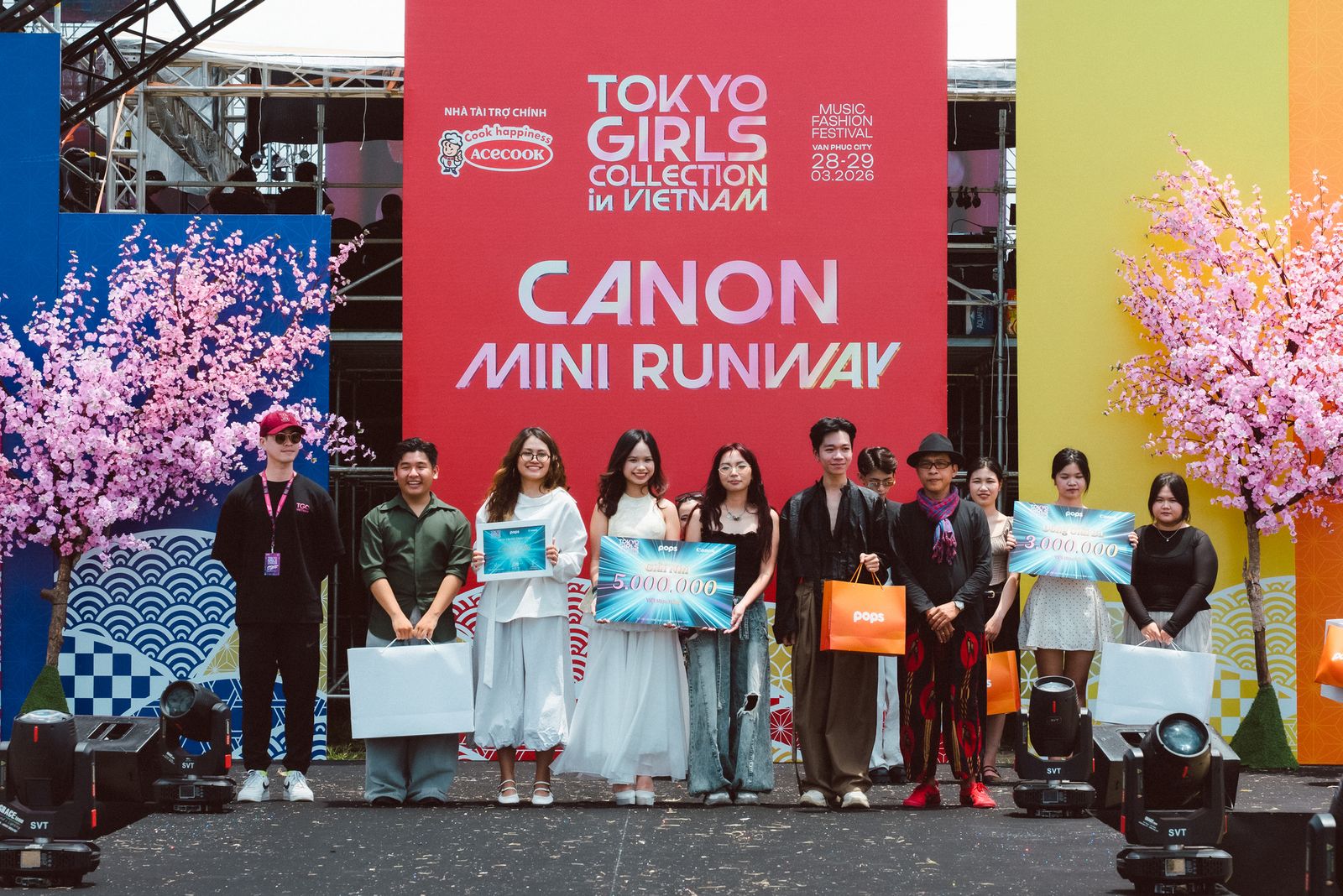001-large_vlu_sinh_vien_thoi_trang_van_lang_kien_tao_cu_dup_giai_thuong_tai_canon_fashion_mini_runway_a_4b112f9577.jpg