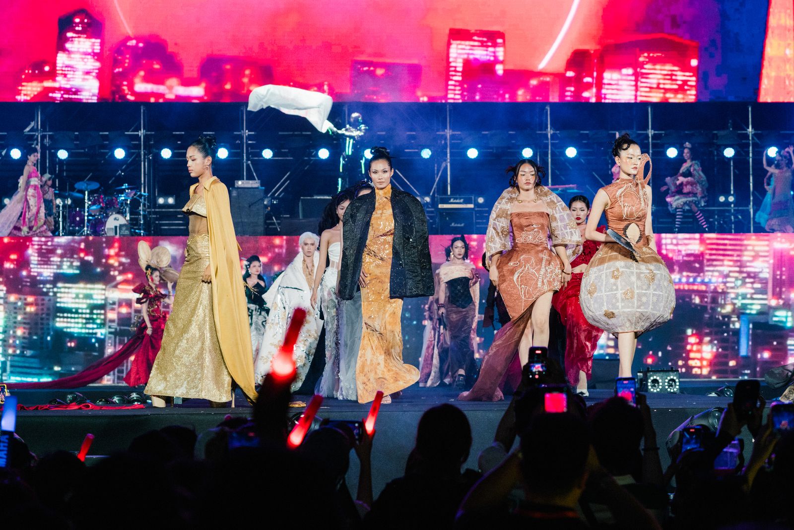 023-large_vlu_sinh_vien_thoi_trang_van_lang_kien_tao_cu_dup_giai_thuong_tai_canon_fashion_mini_runway_d_ff622b4b27.jpg