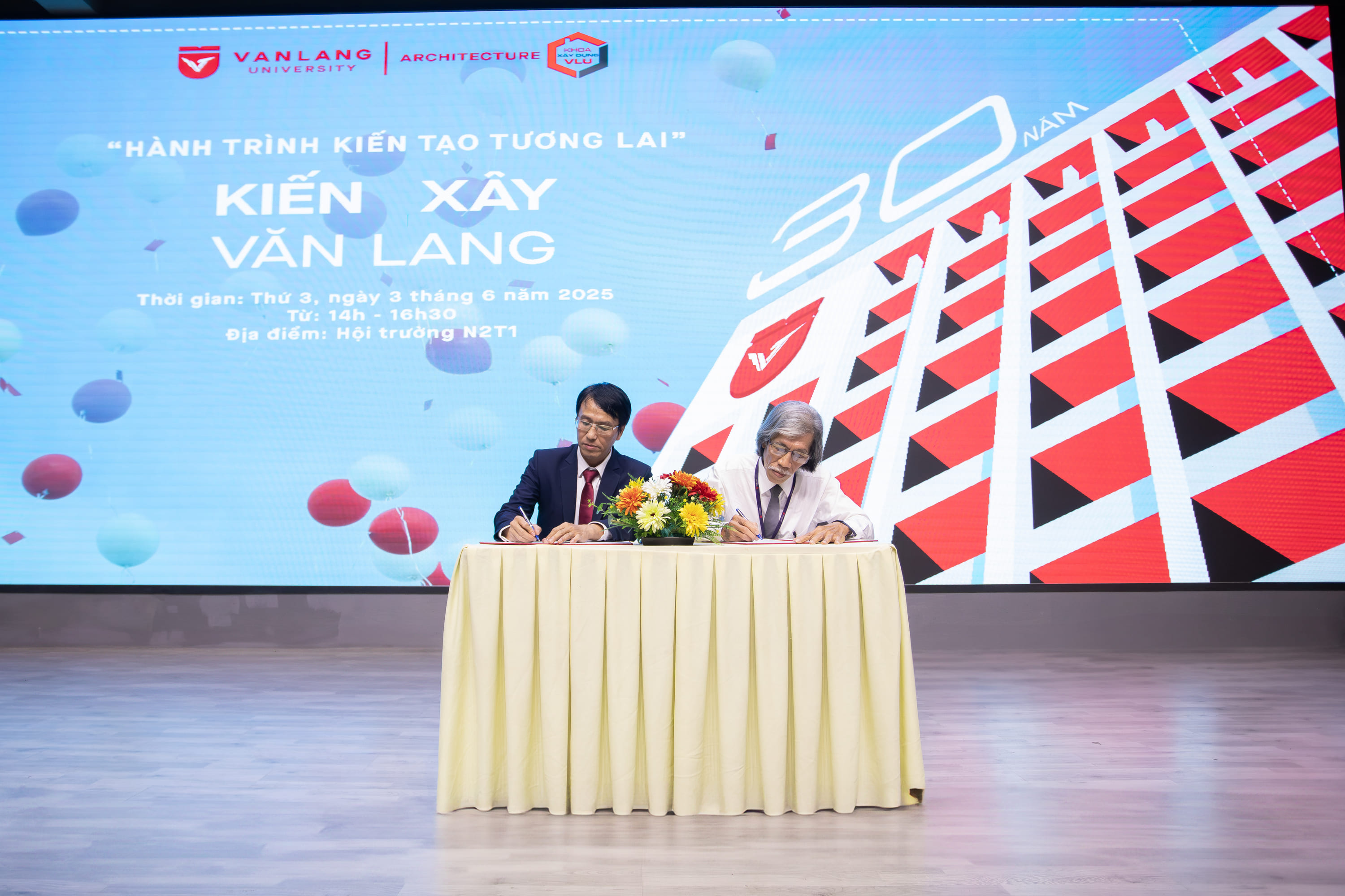 30-nam-kien-xay-van-lang-hanh-trinh-kien-tao-tuong-lai-b.jpg