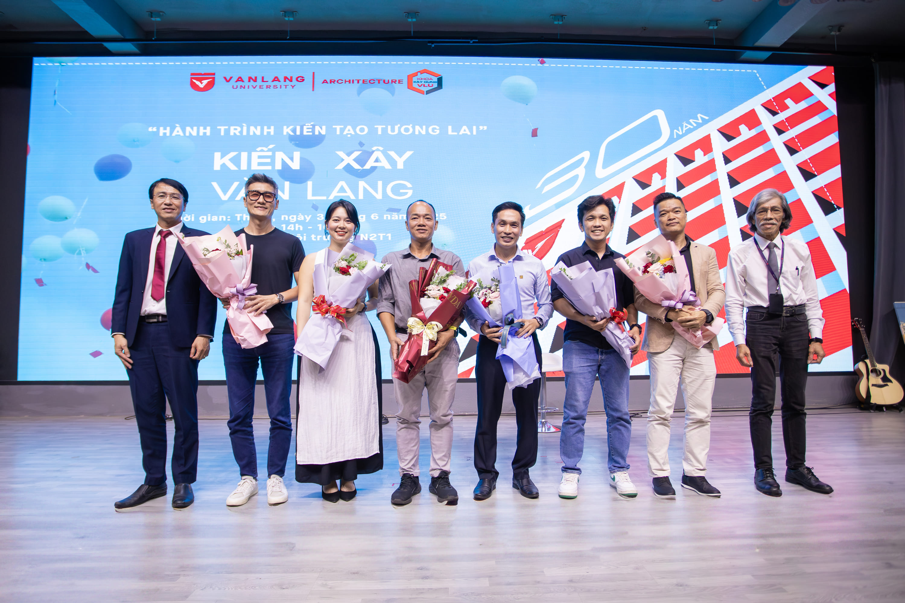 30-nam-kien-xay-van-lang-hanh-trinh-kien-tao-tuong-lai-c.jpg