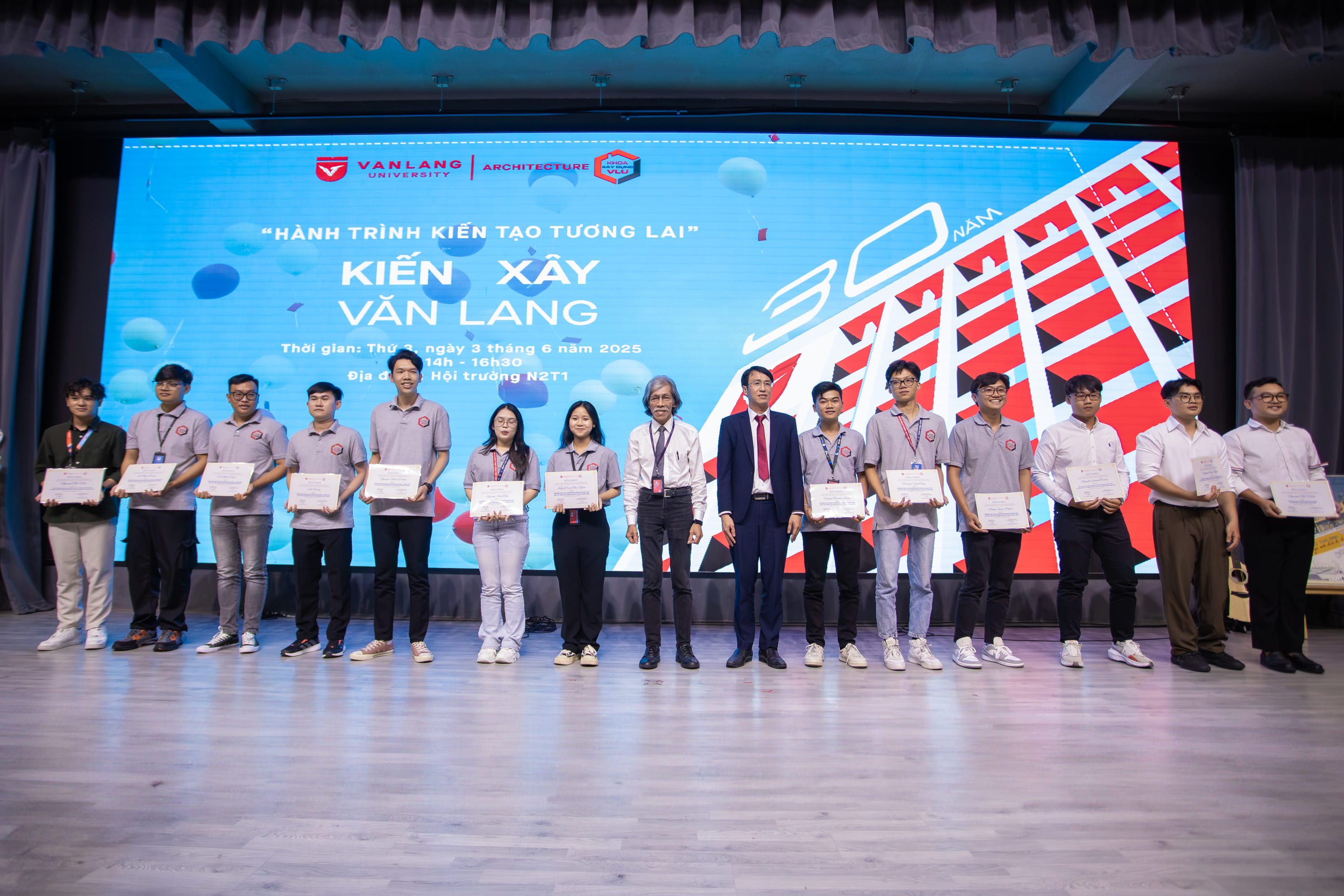 30-nam-kien-xay-van-lang-hanh-trinh-kien-tao-tuong-lai-e.jpg