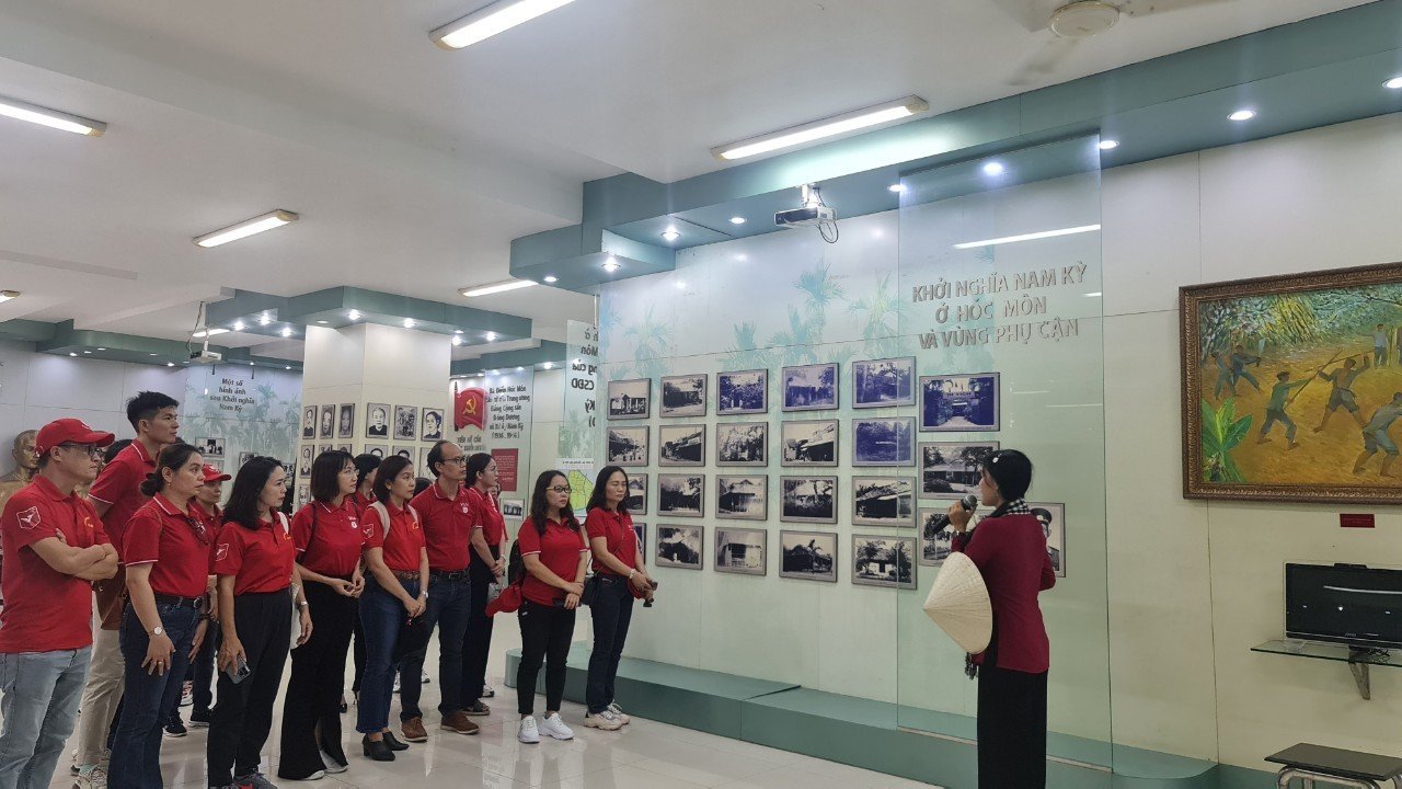 Chi Bộ 8 Trường Đại học Văn Lang tham quan khu Di tích lịch sử cấp Quốc gia a.jpg