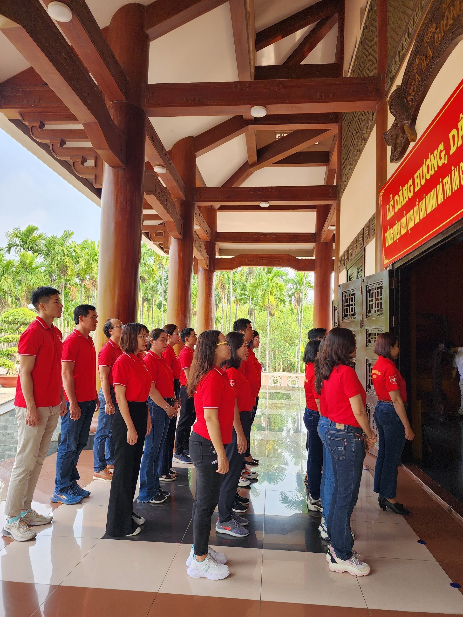 Chi Bộ 8 Trường Đại học Văn Lang tham quan khu Di tích lịch sử cấp Quốc gia b (1).jpg