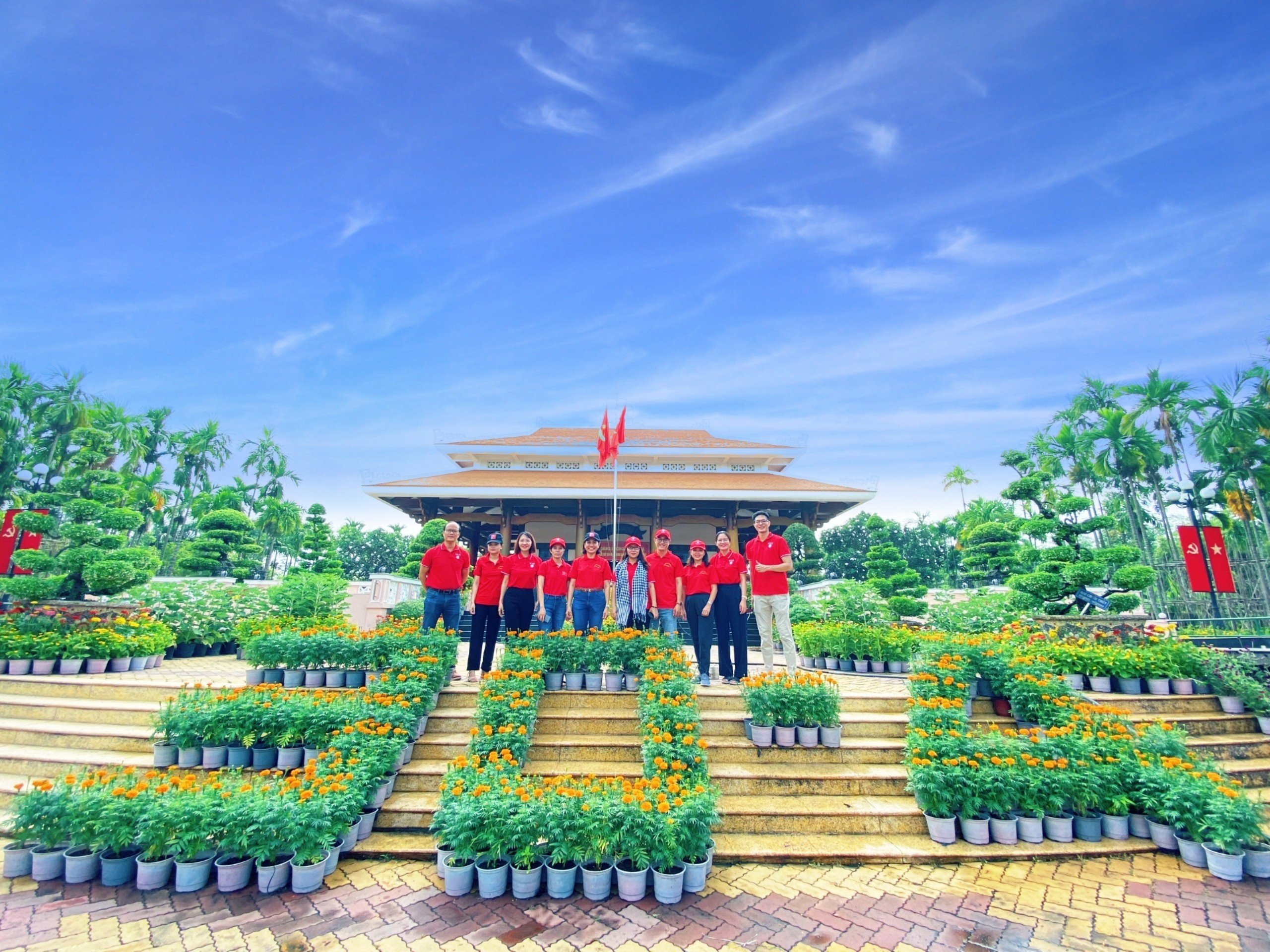 Chi Bộ 8 Trường Đại học Văn Lang tham quan khu Di tích lịch sử cấp Quốc gia b (4).jpg