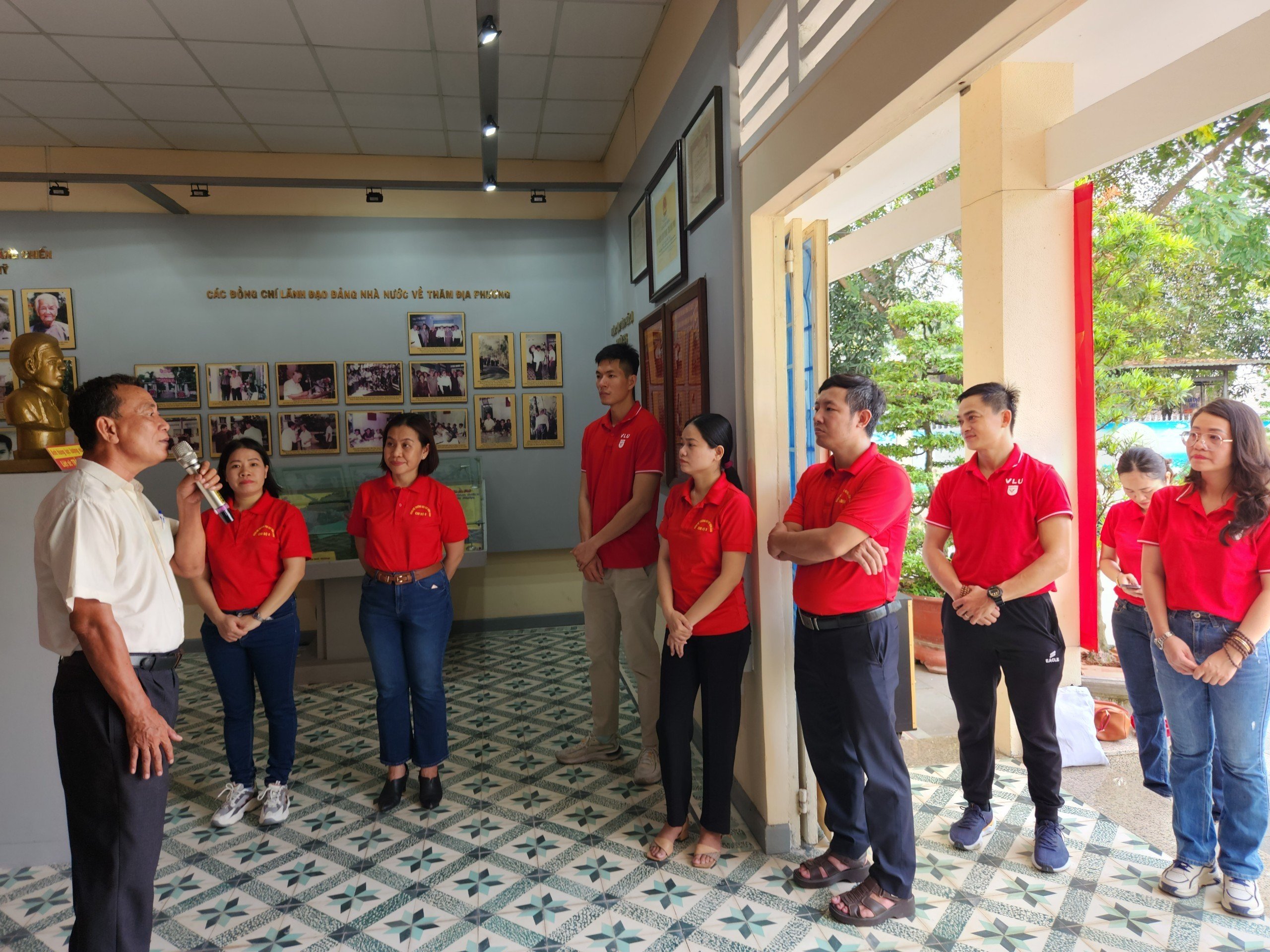 Chi Bộ 8 Trường Đại học Văn Lang tham quan khu Di tích lịch sử cấp Quốc gia c.jpg