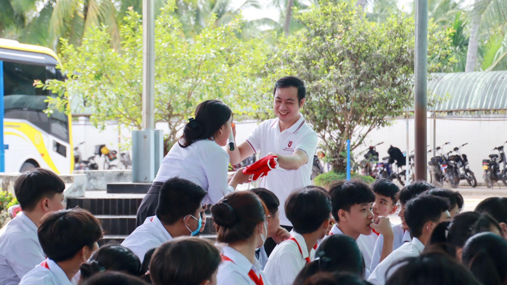 Học sinh đặt câu hỏi.jpg