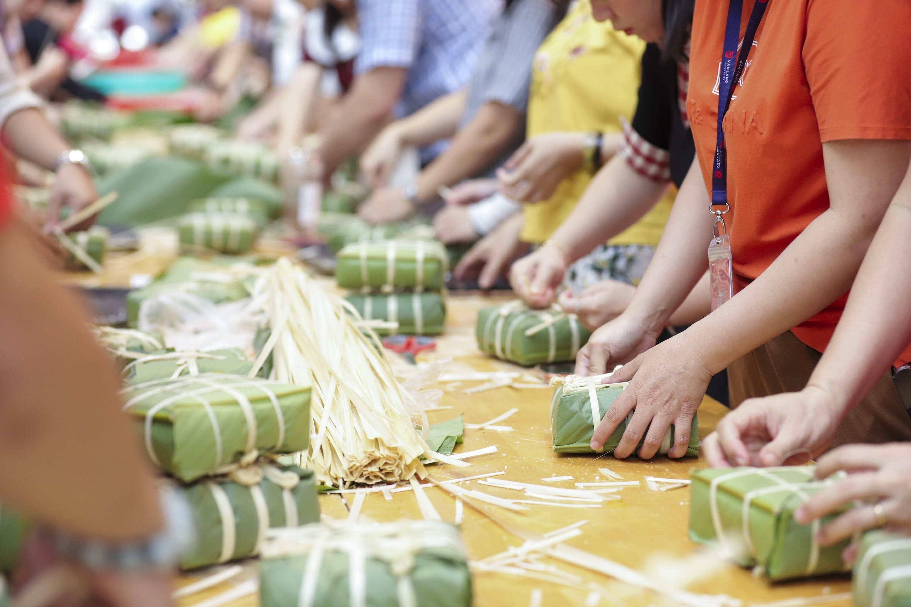 IMG_0815-vlu-ngay-hoi-goi-banh-chung,-banh-tet-2026-Tet-duoc-goi-lai-trong-su-gan-ket-cua-cong-dong-Van-Lang.jpg