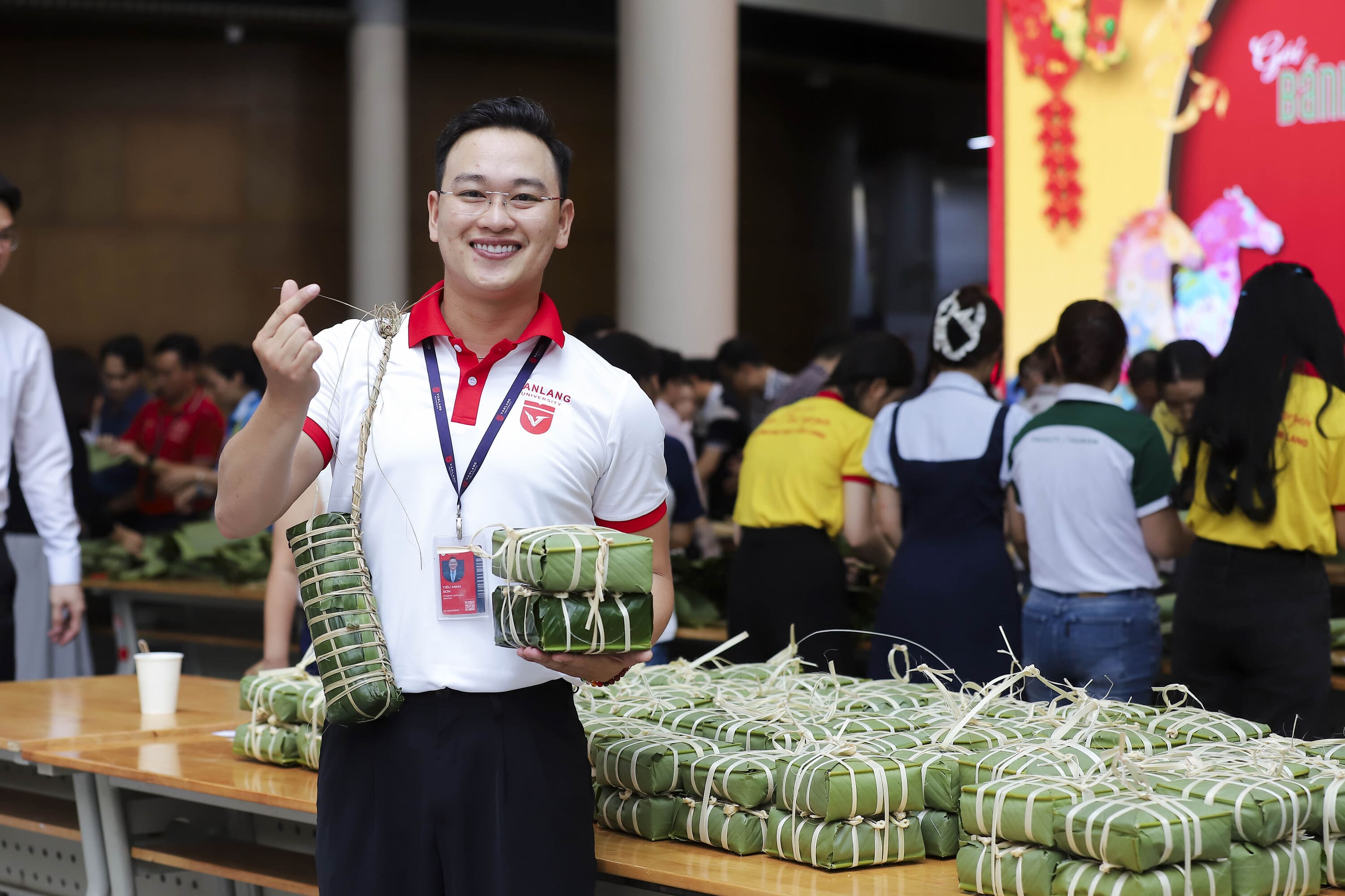 IMG_0864-vlu-ngay-hoi-goi-banh-chung,-banh-tet-2026-Tet-duoc-goi-lai-trong-su-gan-ket-cua-cong-dong-Van-Lang.jpg