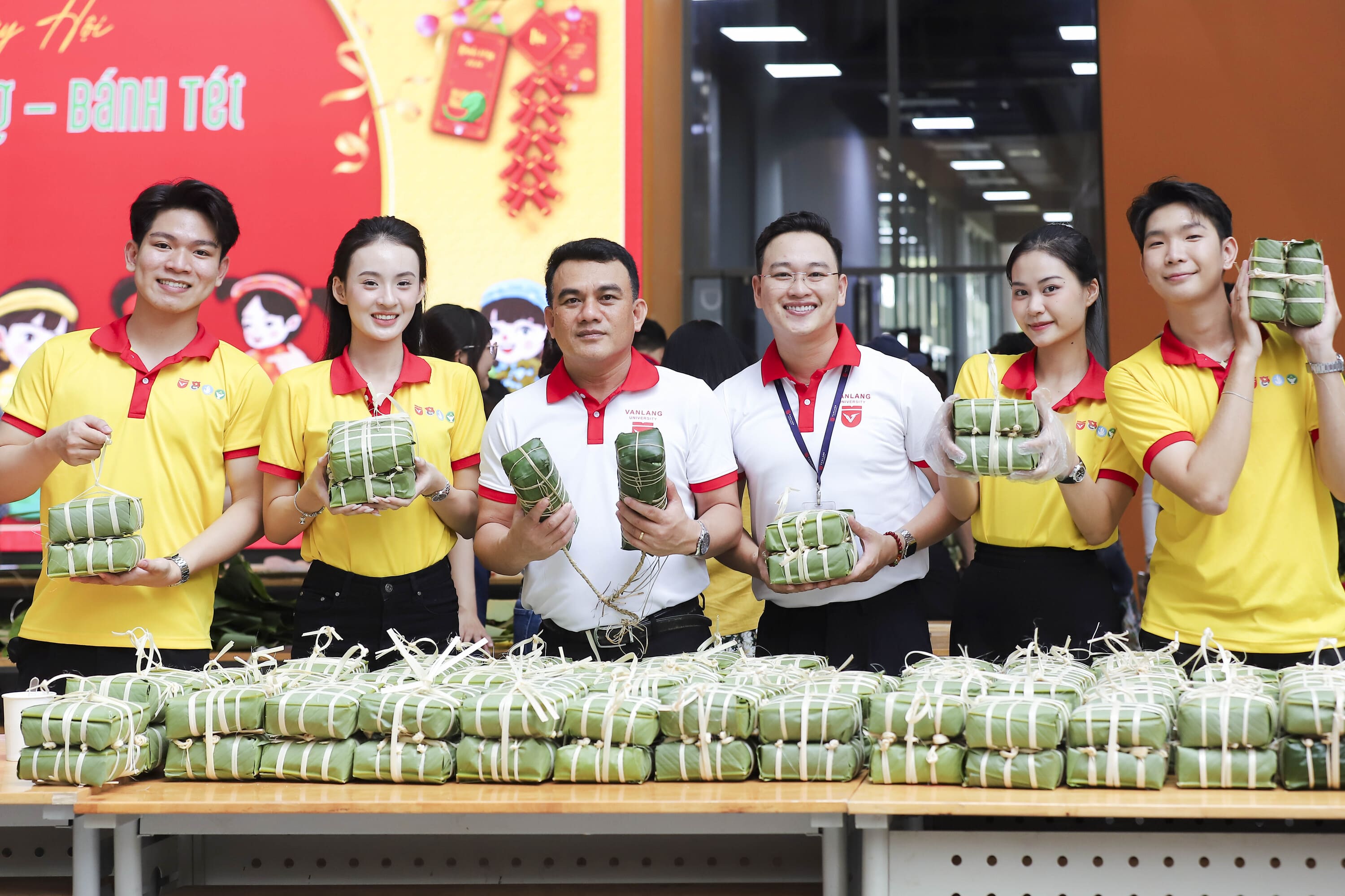 IMG_0917-vlu-ngay-hoi-goi-banh-chung,-banh-tet-2026-Tet-duoc-goi-lai-trong-su-gan-ket-cua-cong-dong-Van-Lang.jpg