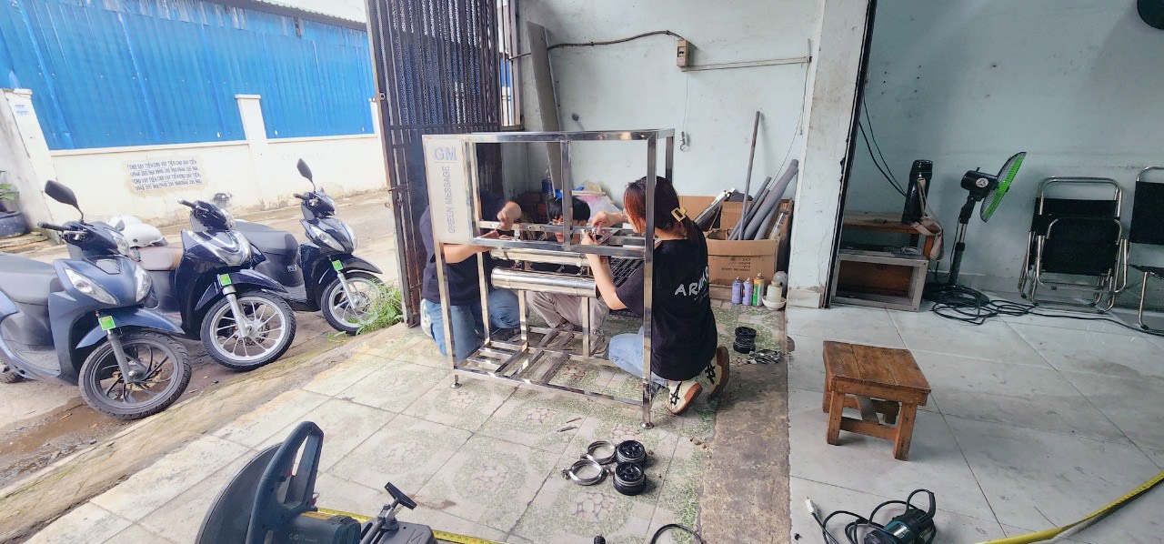 Sinh vien K27M lap dat he thong xu ly nuoc sach cho Thien Vien tai Tien Giang.jpg