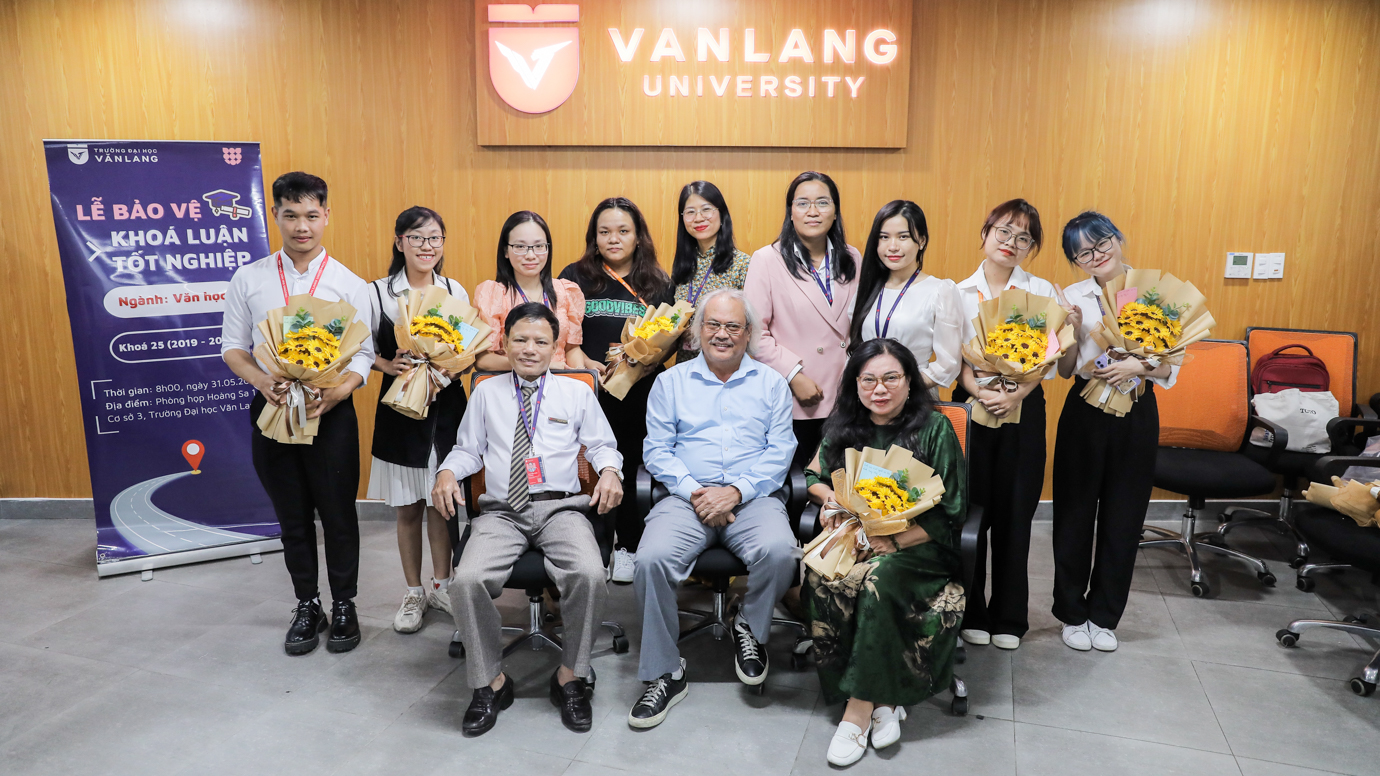 Sinh viên Khóa 25 ngành Văn học Ứng dụng bảo vệ khóa luận tốt nghiệp (4).jpg