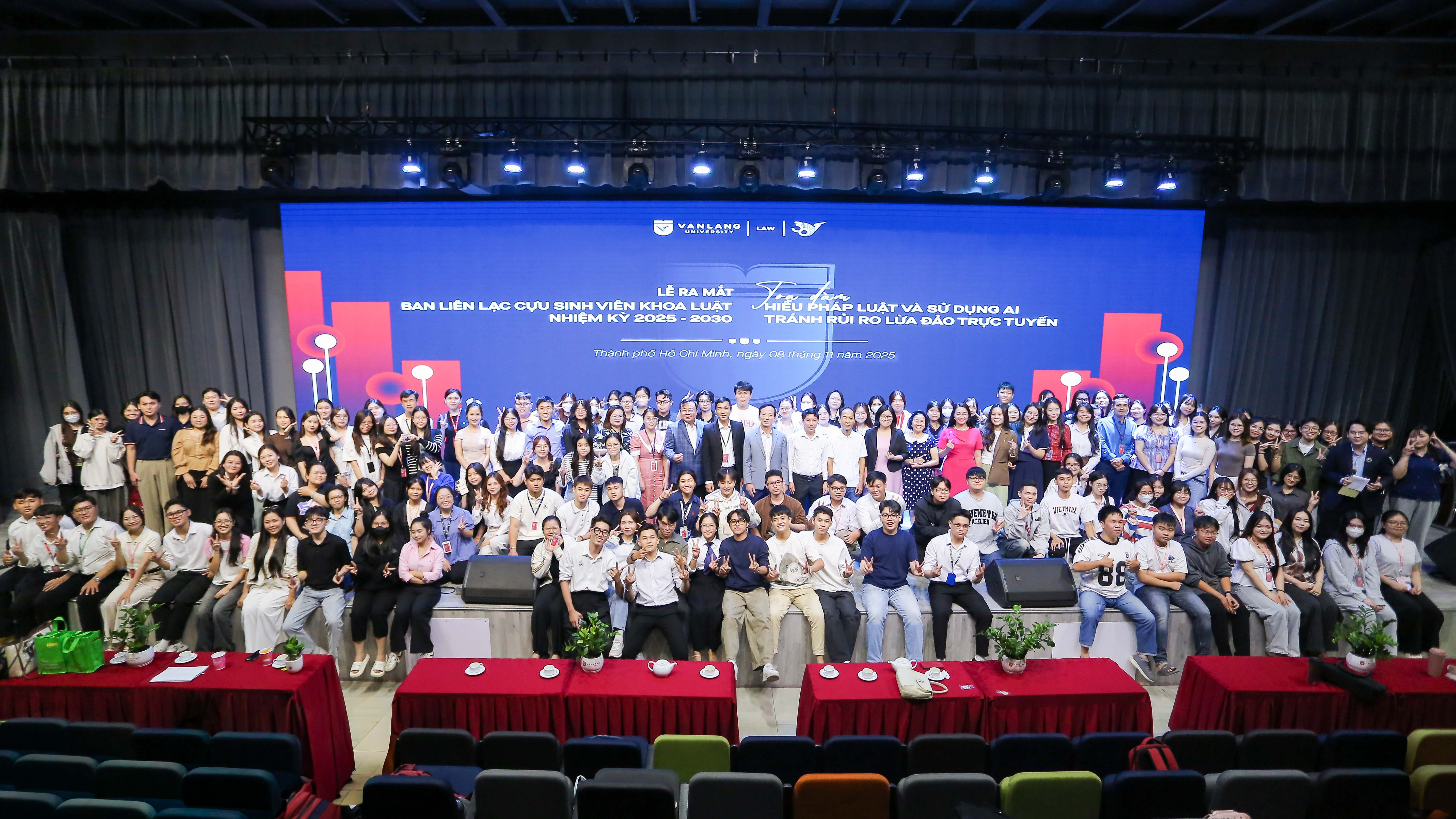 Su-kien-thu-hut-su-tham-gia-cua-nhieu-the-he-cuu-sinh-vien,-mo-ra-dau-moc-moi-trong-viec-tang-cuong-gan-ket-cong-dong-Luat-Van-Lang - a.jpg