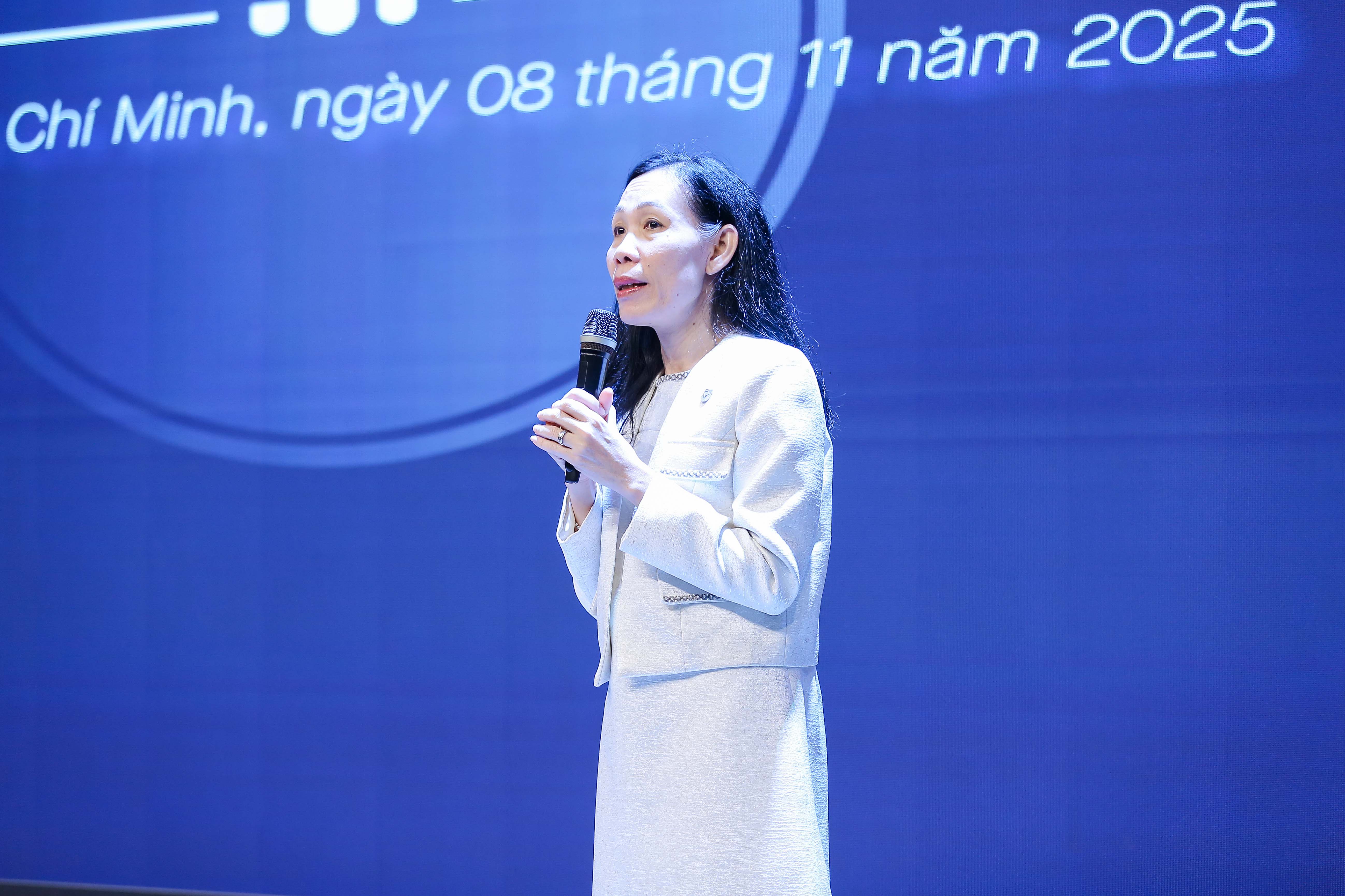 Su-kien-thu-hut-su-tham-gia-cua-nhieu-the-he-cuu-sinh-vien,-mo-ra-dau-moc-moi-trong-viec-tang-cuong-gan-ket-cong-dong-Luat-Van-Lang - b.jpg