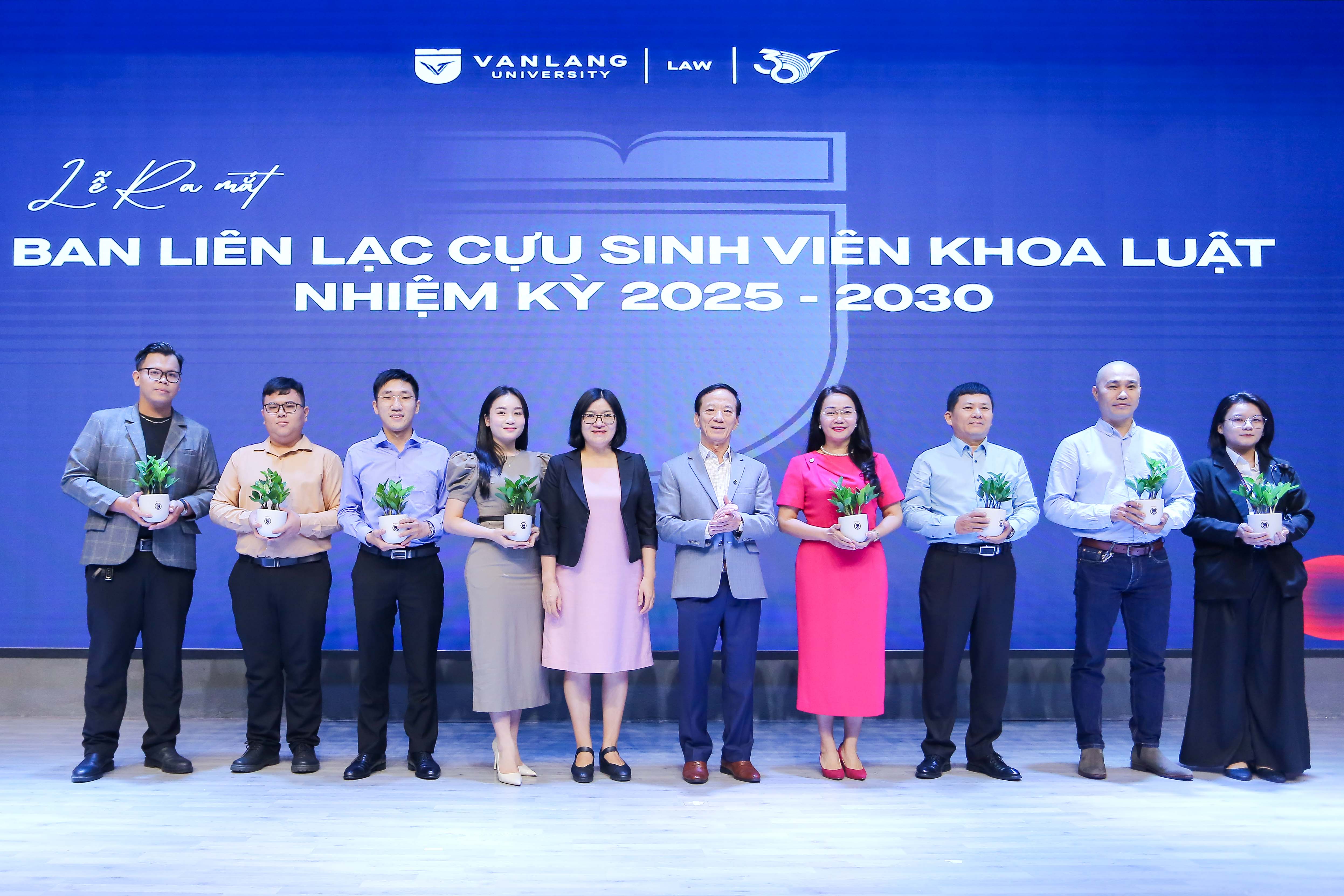 Su-kien-thu-hut-su-tham-gia-cua-nhieu-the-he-cuu-sinh-vien,-mo-ra-dau-moc-moi-trong-viec-tang-cuong-gan-ket-cong-dong-Luat-Van-Lang - c.jpg