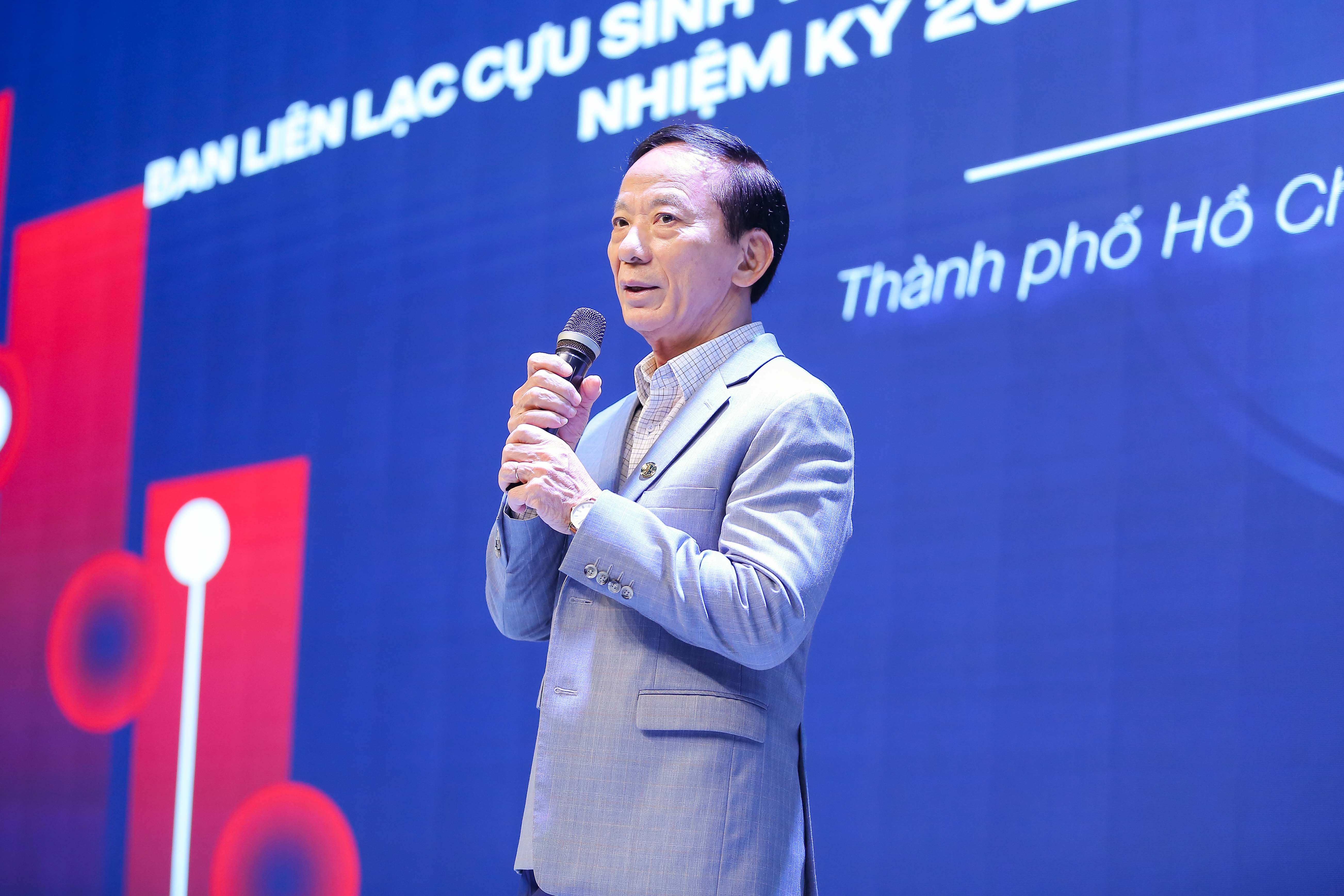 Su-kien-thu-hut-su-tham-gia-cua-nhieu-the-he-cuu-sinh-vien,-mo-ra-dau-moc-moi-trong-viec-tang-cuong-gan-ket-cong-dong-Luat-Van-Lang - d.jpg