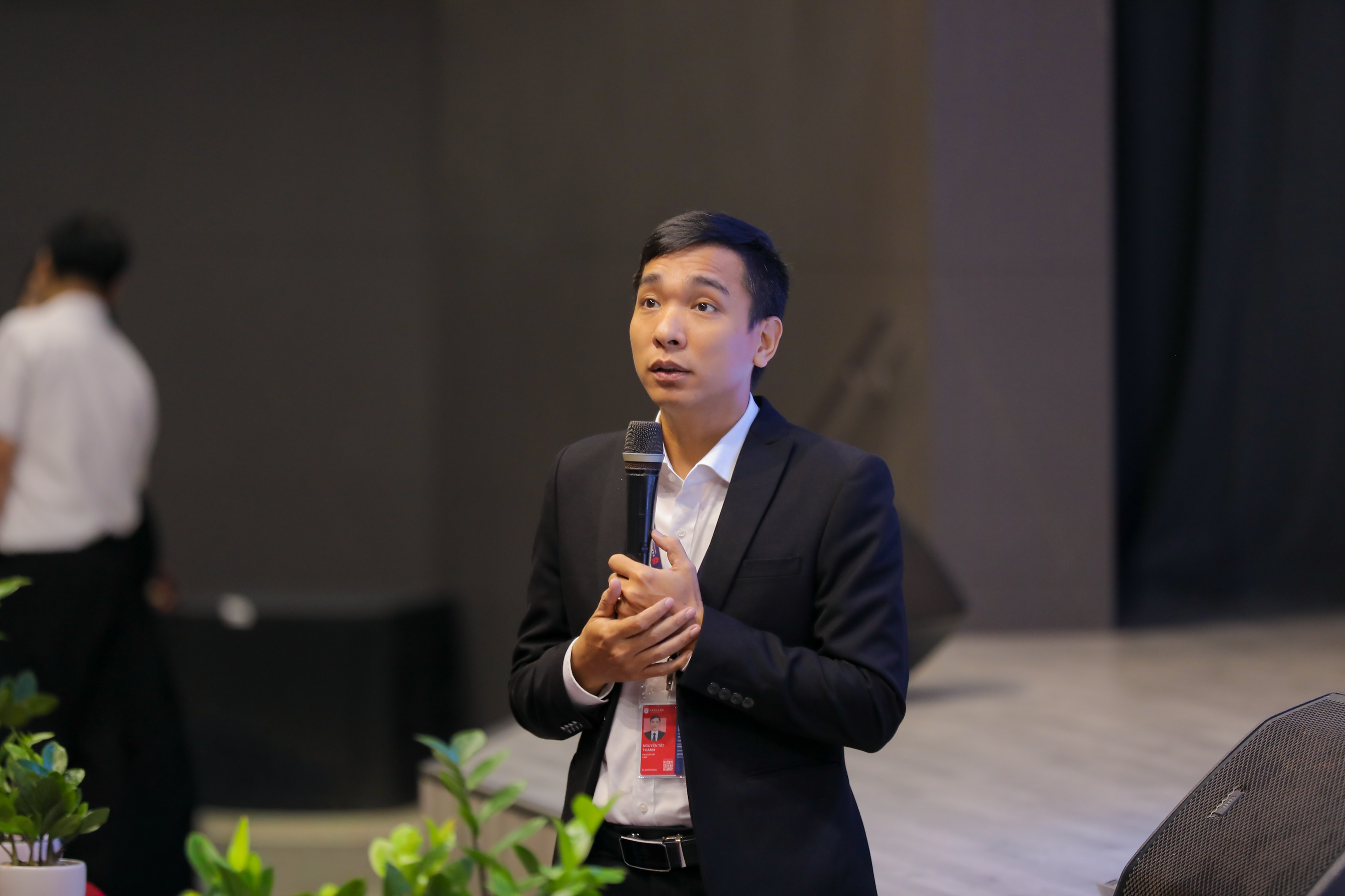 Su-kien-thu-hut-su-tham-gia-cua-nhieu-the-he-cuu-sinh-vien,-mo-ra-dau-moc-moi-trong-viec-tang-cuong-gan-ket-cong-dong-Luat-Van-Lang - e.png