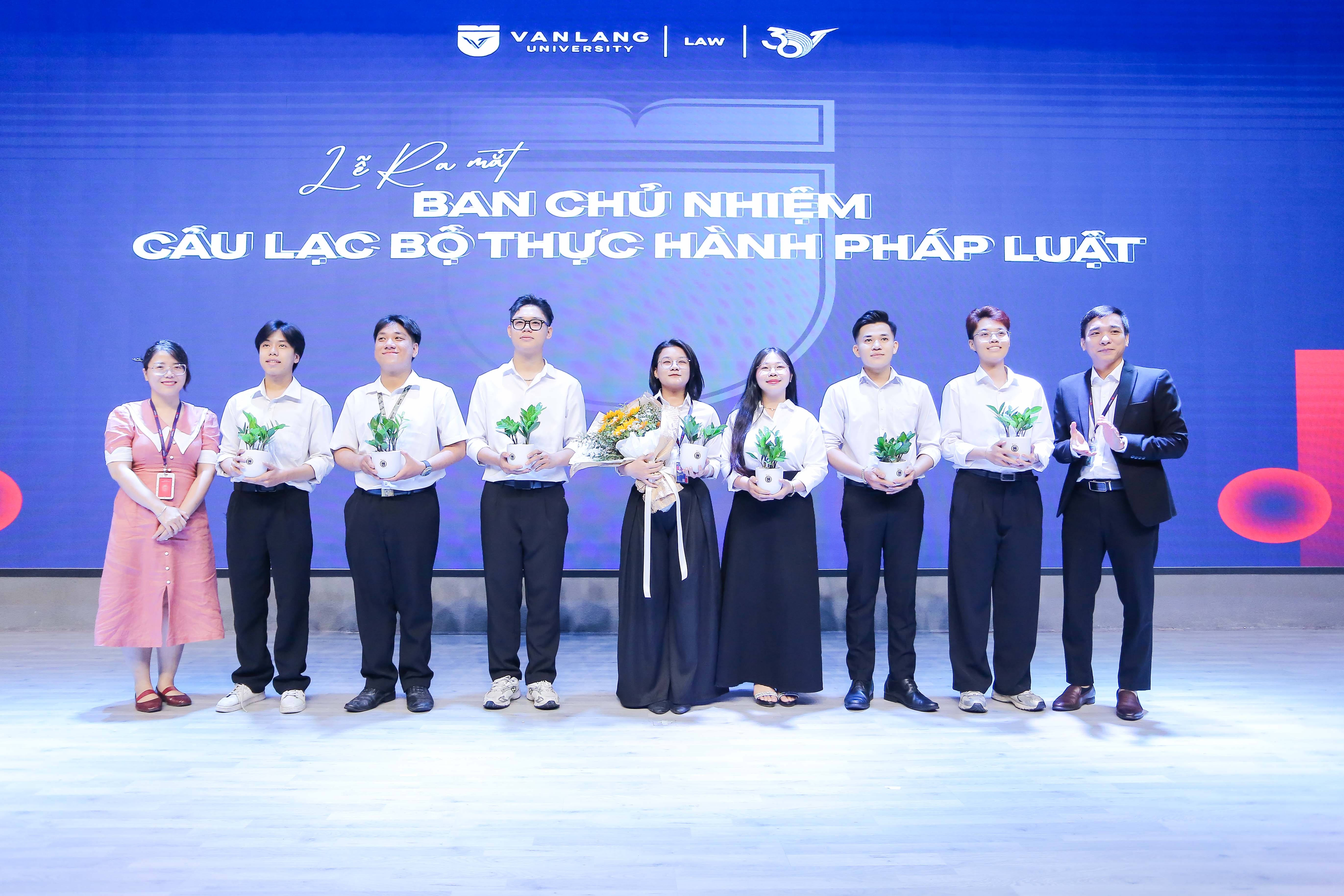 Su-kien-thu-hut-su-tham-gia-cua-nhieu-the-he-cuu-sinh-vien,-mo-ra-dau-moc-moi-trong-viec-tang-cuong-gan-ket-cong-dong-Luat-Van-Lang - h.jpg