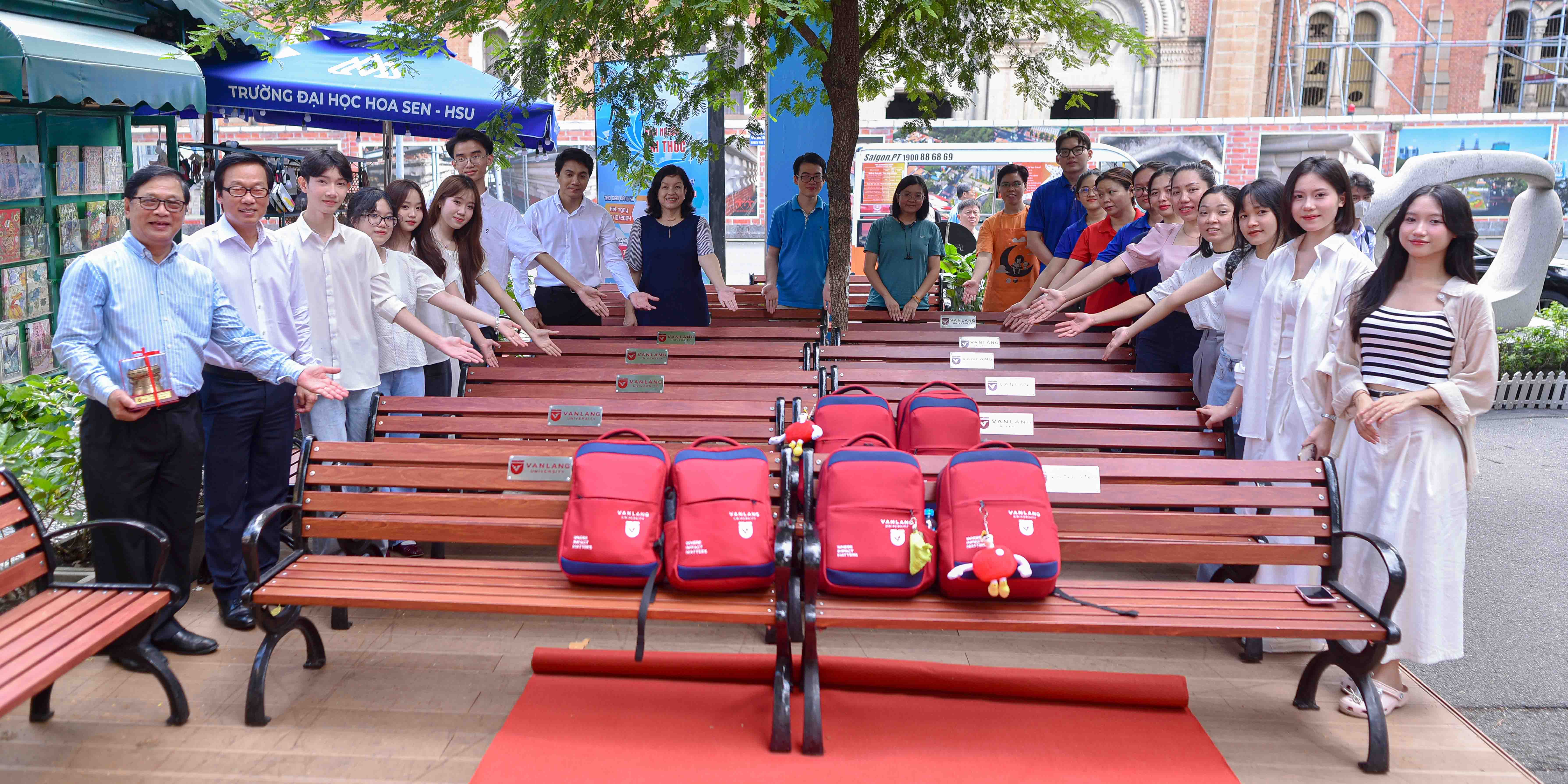vlu-van-lang-dong-hanh-vi-cong-dong-trao-tang-20-bang-ghe-cho-duong-sach-tp.-hcm-va-tp-thu-duc-d.jpg