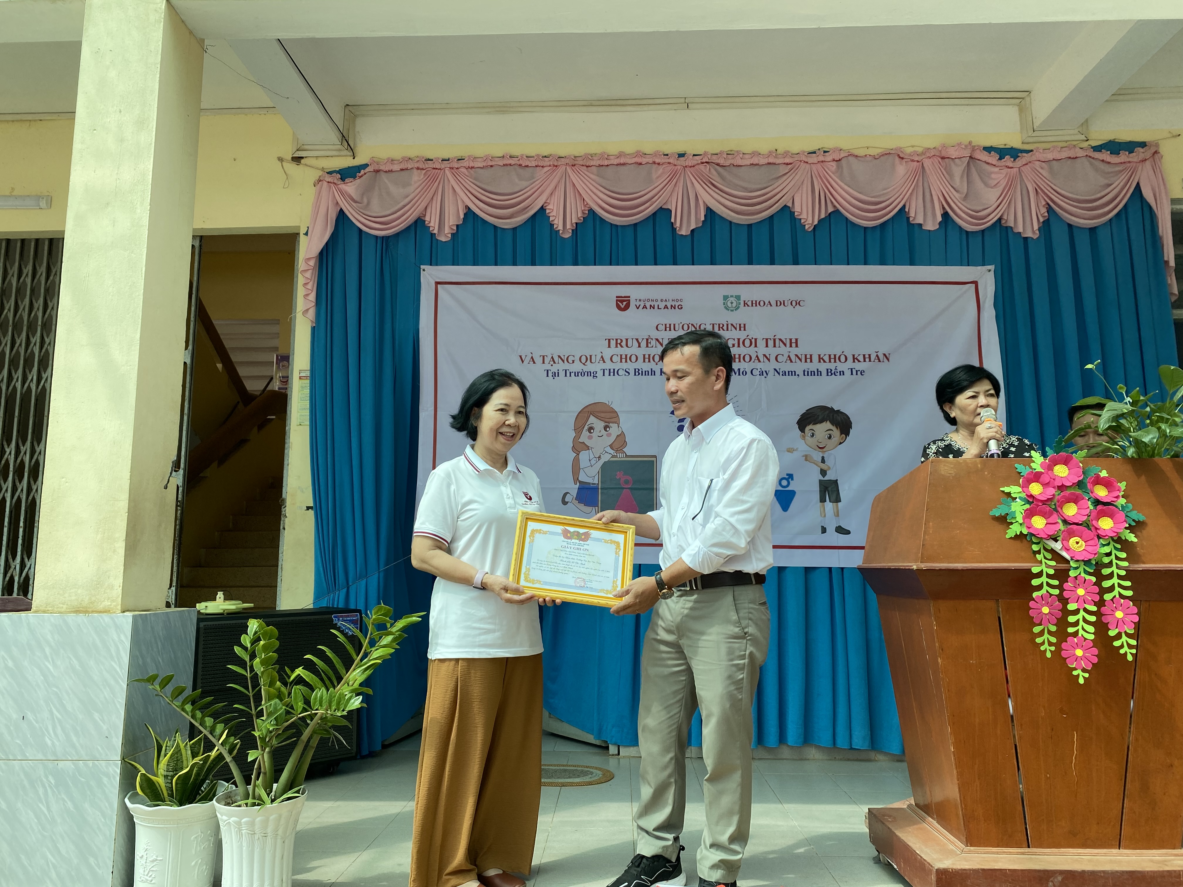 TS Nguyễn Thị Hồng Hương nhận giấy ghi ơn của trường.JPG