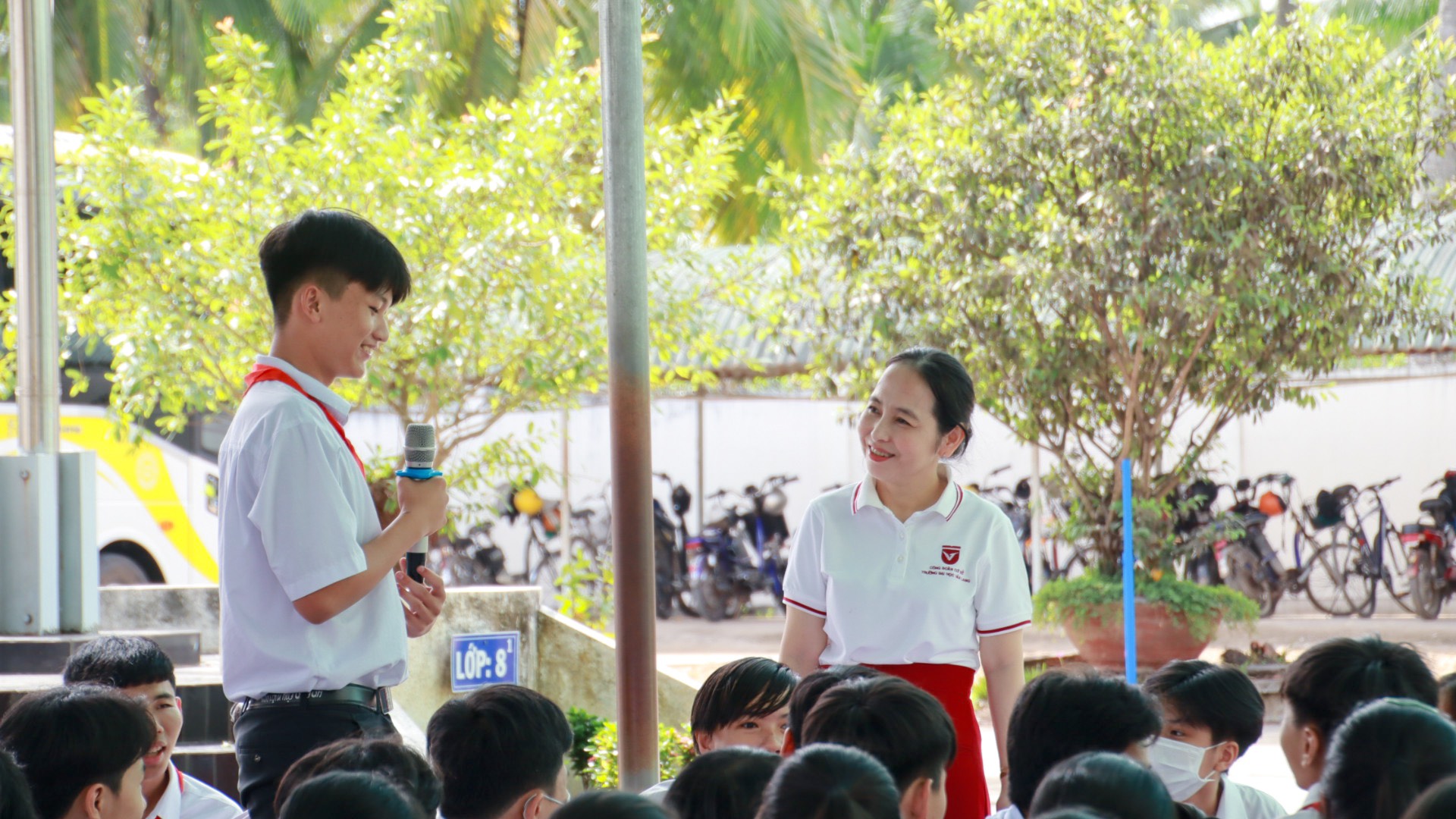 Ths Đỗ Thanh Hảo giao lưu cùng các em học sinh.jpg