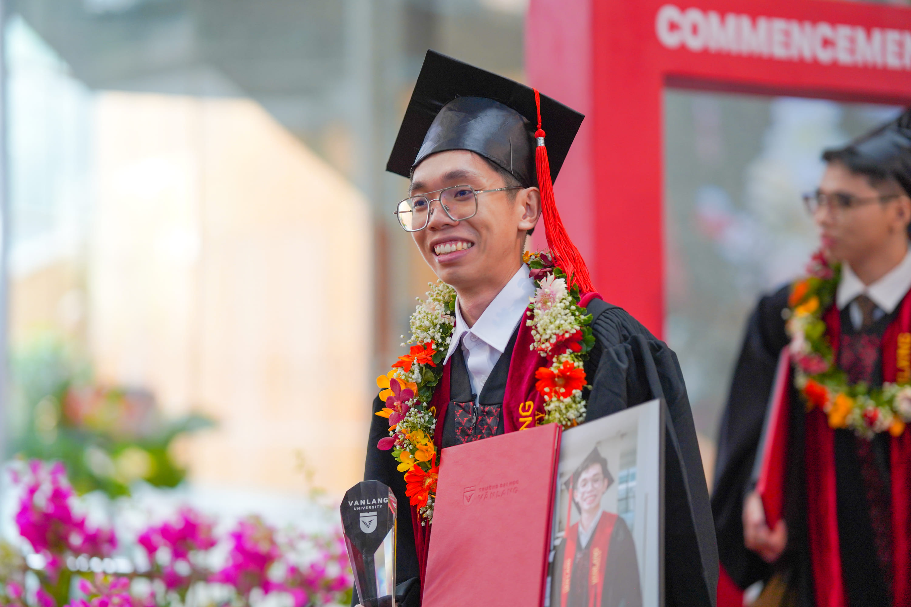 Thủ khoa Trịnh Minh Quân - Khoa Quản trị kinh doanh rạng rỡ trong khoảnh khắc nhận bằng và cúp lưu niệm tại Lễ Tốt nghiệp 2025..jpg