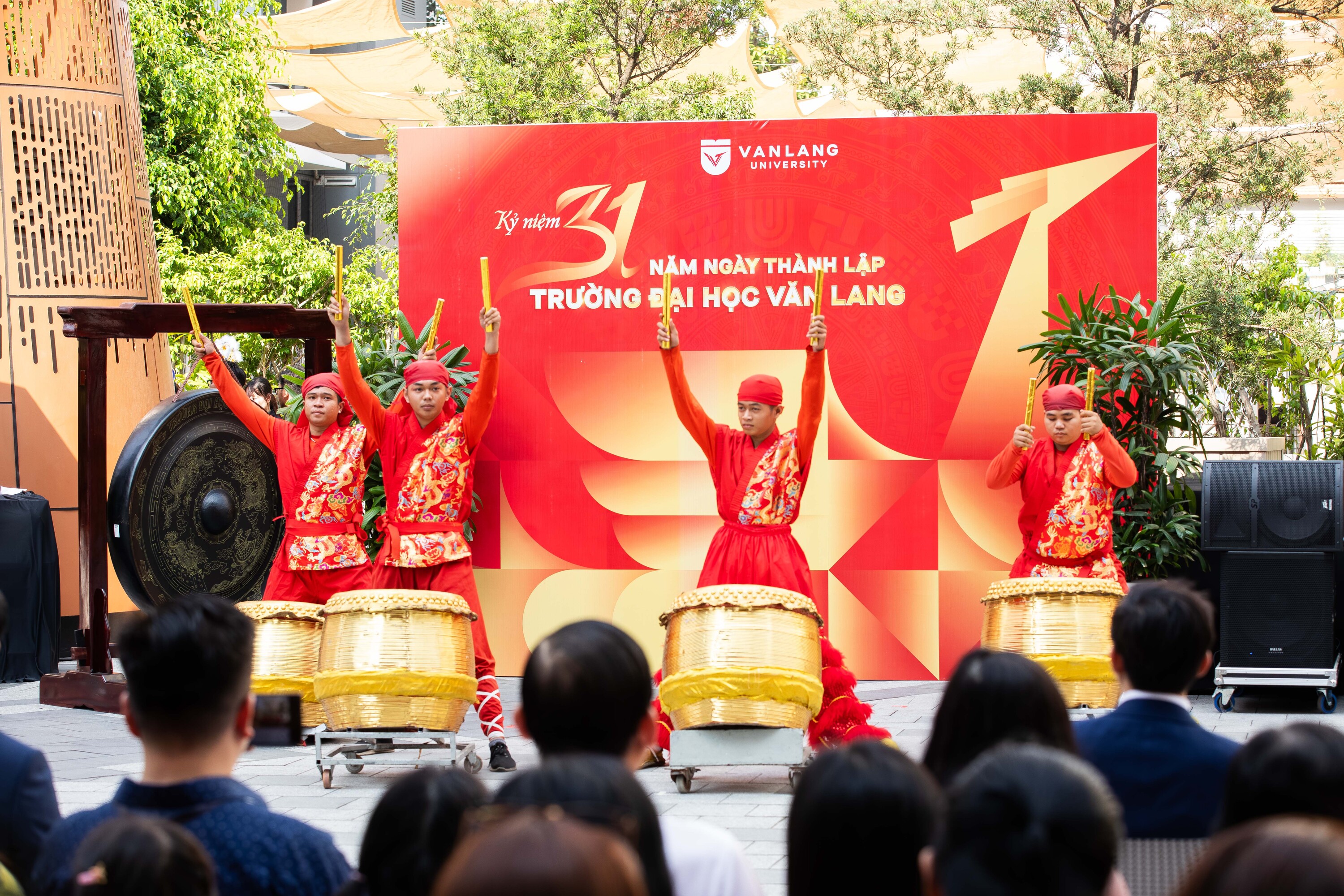 VLU_0156-van-lang-dang-huong-quoc-to-hung-vuong,-lan-toa-tinh-than-truyen-thong-nhan-dip-ky-niem-31-nam-thanh-lap-truong.jpg