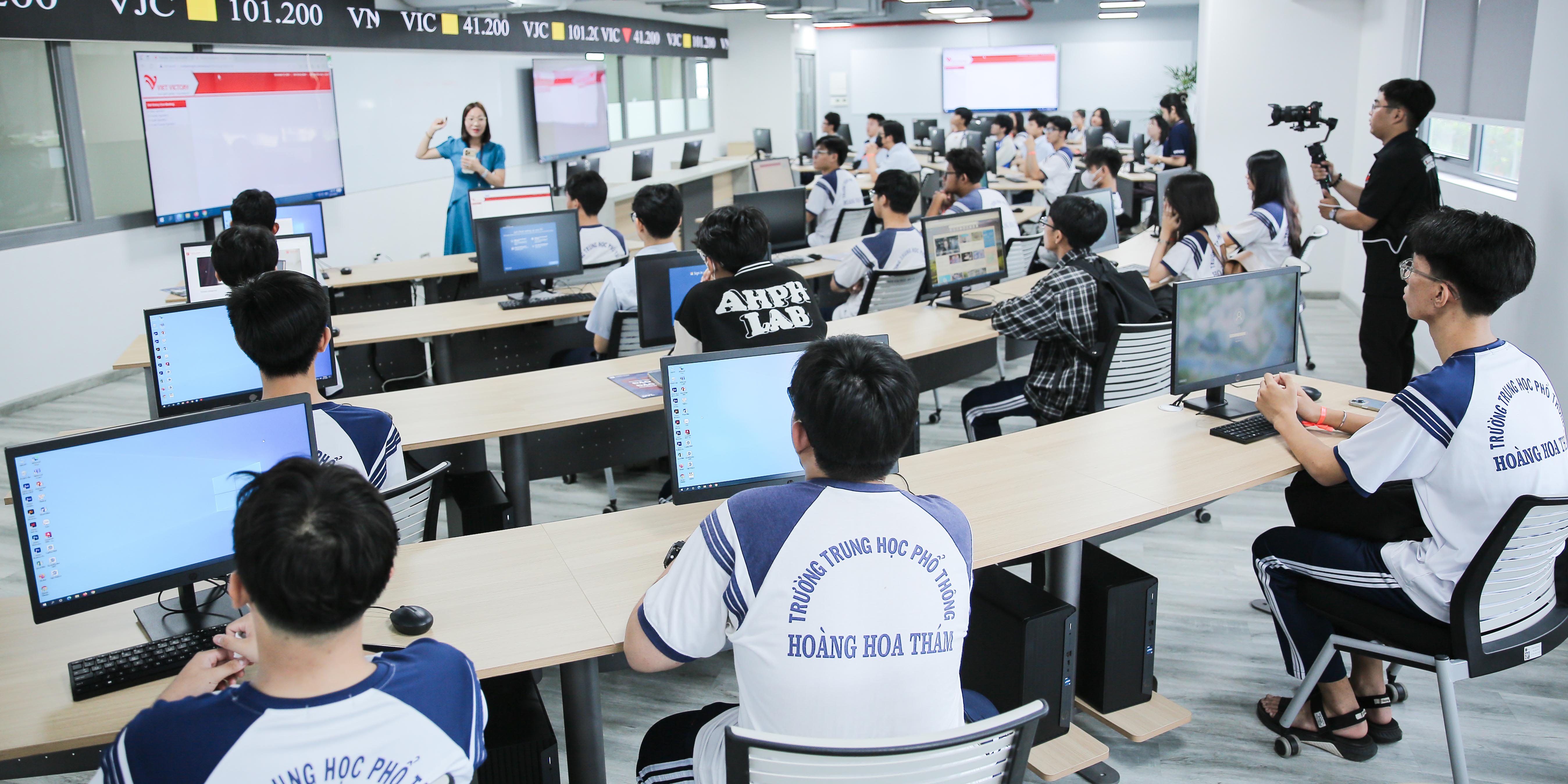 vlu-khoi-dong-chuoi-campus-tour-2024-2025-van-lang-don-chao-hoc-sinh-thpt-hoang-hoa-tham-va-thpt-tran-hung-dao-tp.hcm-den-tham-quan-g