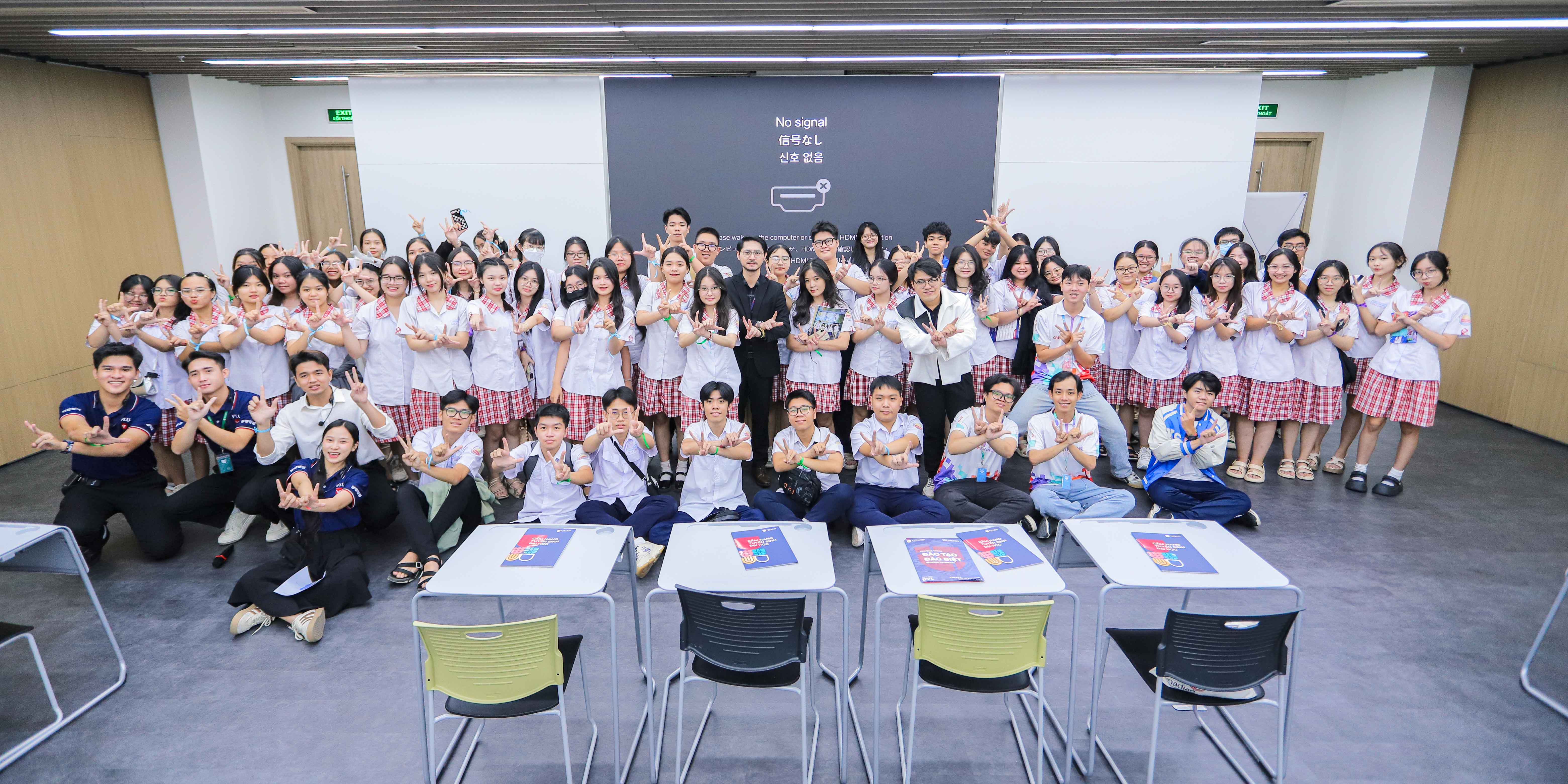 vlu-khoi-dong-chuoi-campus-tour-2024-2025-van-lang-don-chao-hoc-sinh-thpt-hoang-hoa-tham-va-thpt-tran-hung-dao-tp.hcm-den-tham-quan-a
