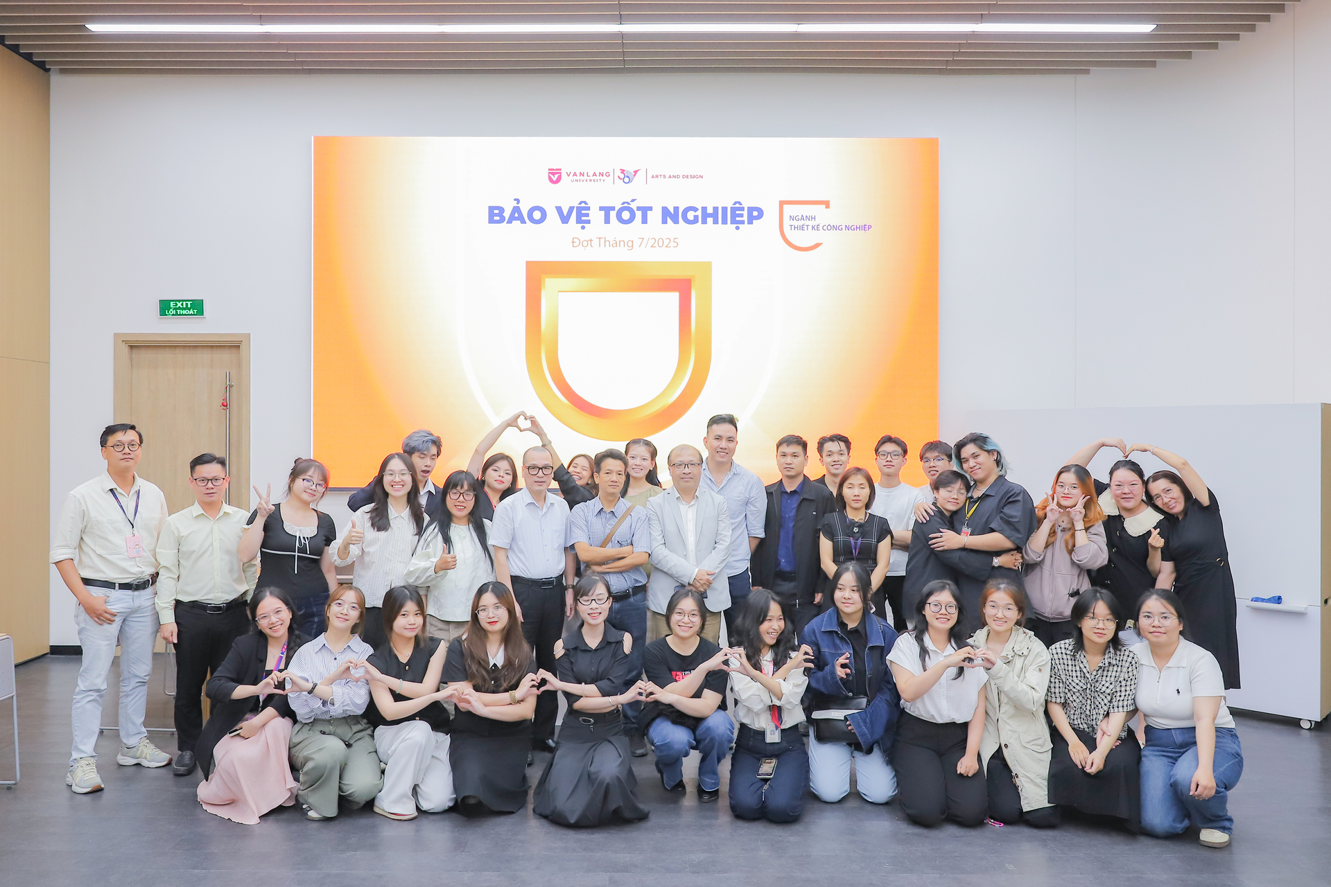 bao-ve-tot-nghiep-cua-sinh-vien-nganh-thiet-ke-cong-nghiep-khi-tu-duy-thuc-tien-khai-mo-gia-tri-cong-dong-e.jpg