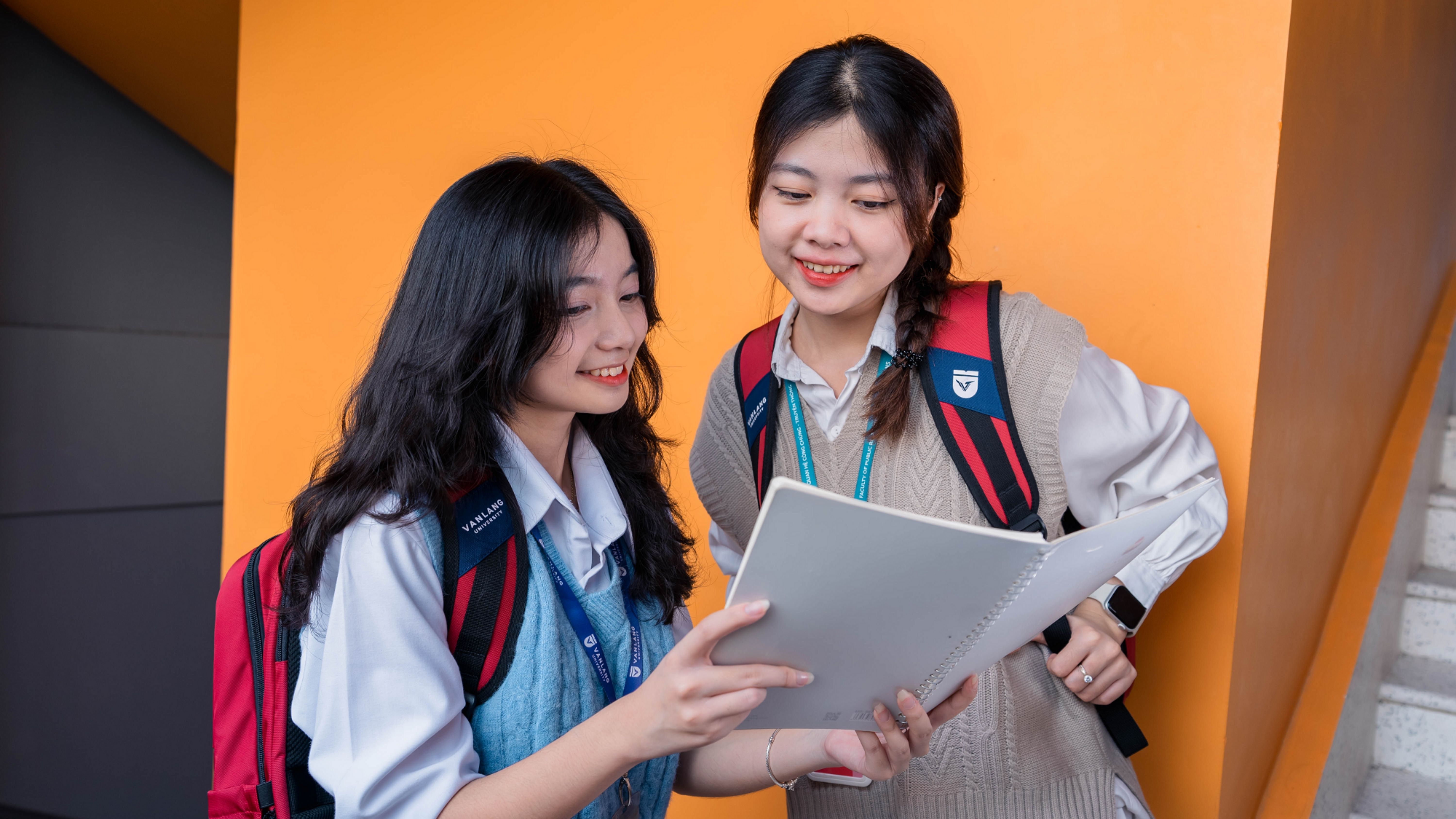 Sinh viên Trường Đại học Văn Lang tươi tắn tham khảo thông tin các khối thi đại học