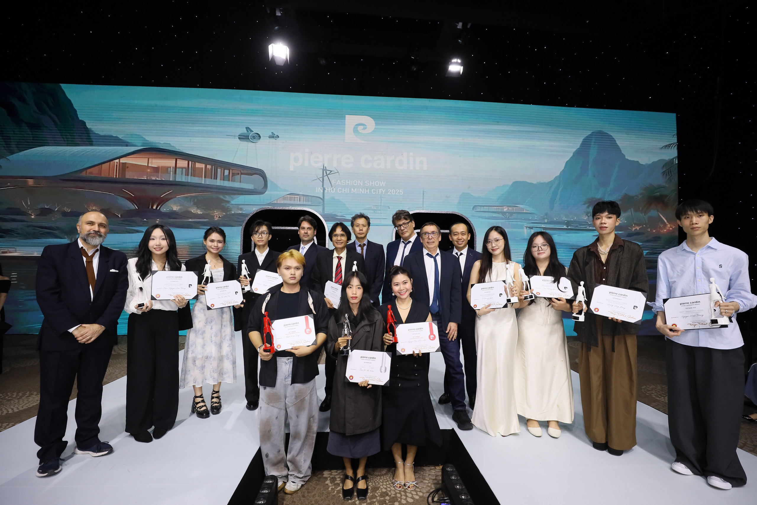 cac-thi-sinh-chien-thang-cuoc-thi-pierre-cardin-young-designers-award-2025-1764672770430468338326.jpg