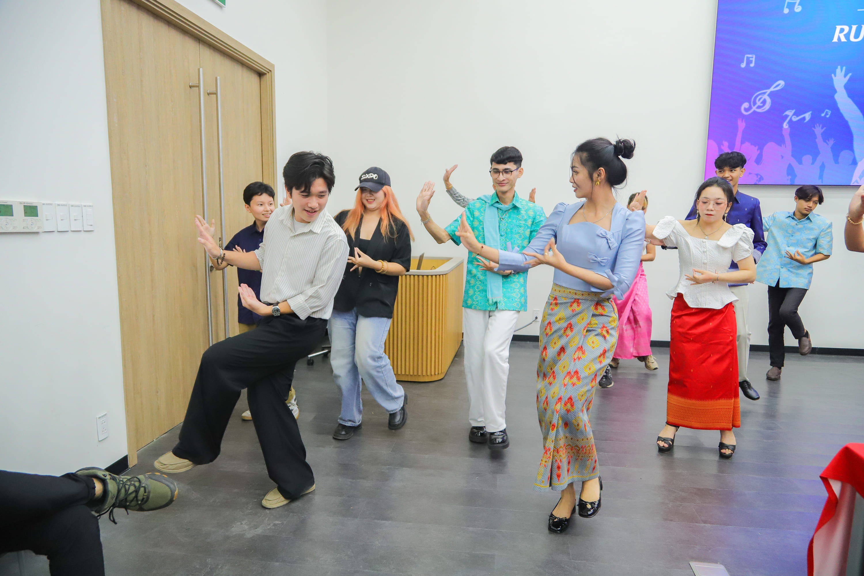 chao-don-doan-sinh-vien-truong-dai-hoc-nghe-thuat-hoang-gia-campuchia-rufa-den-hoc-tap-va-trai-nghiem-f.jpg