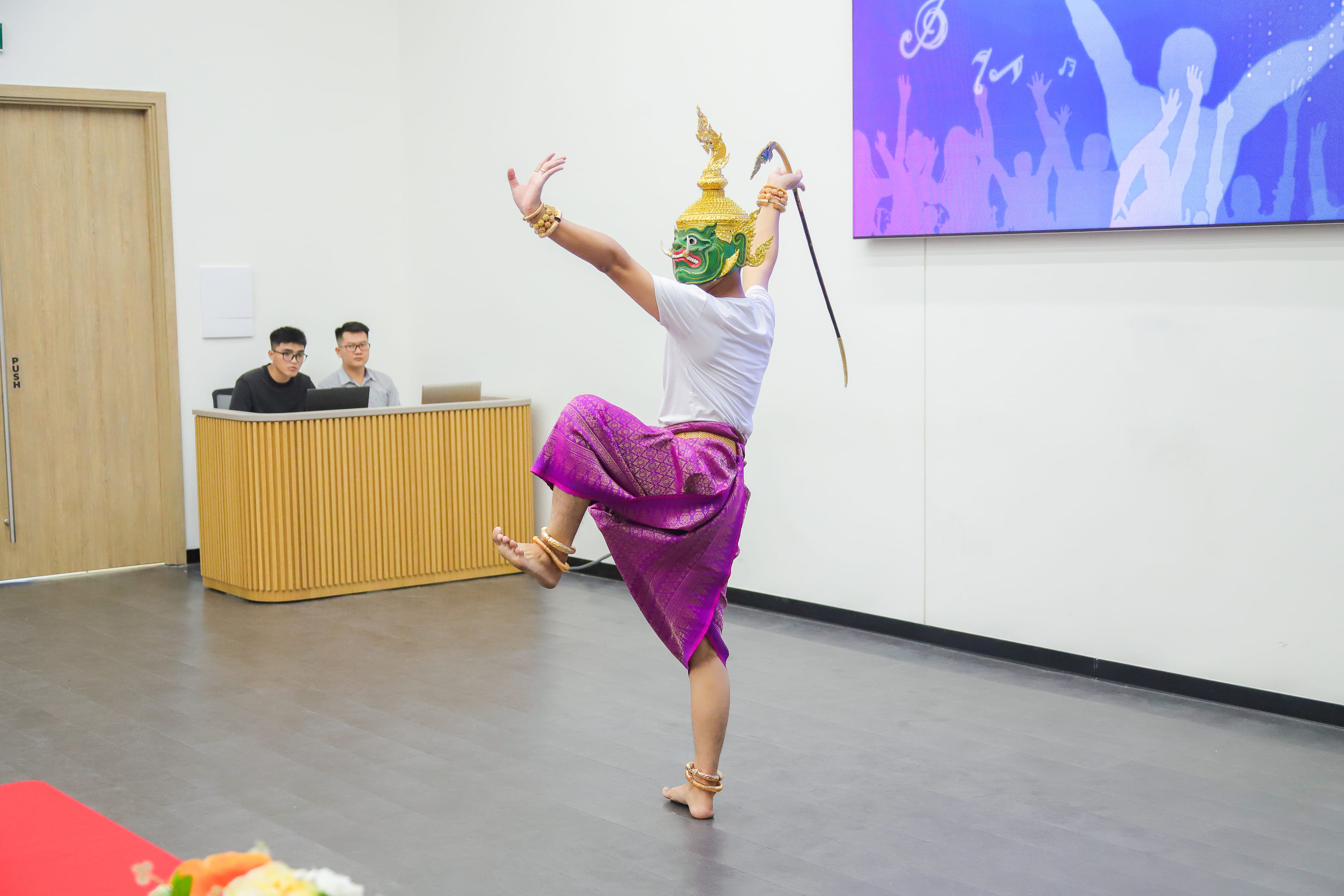chao-don-doan-sinh-vien-truong-dai-hoc-nghe-thuat-hoang-gia-campuchia-rufa-den-hoc-tap-va-trai-nghiem-g.jpg