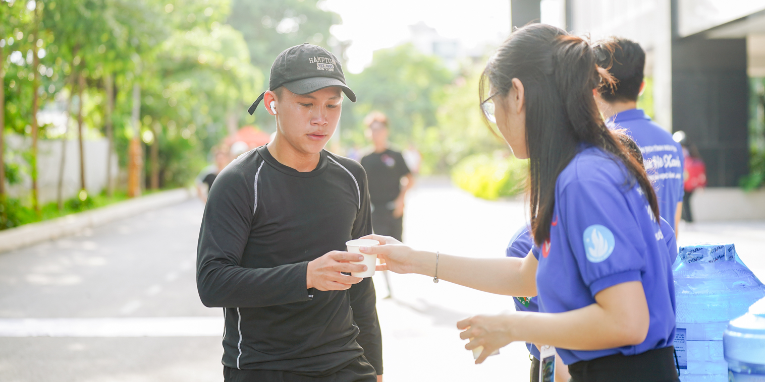 chien-si-mua-he-xanh-van-lang-het-minh-tai-duong-dua-lets-run-2024-c.jpg