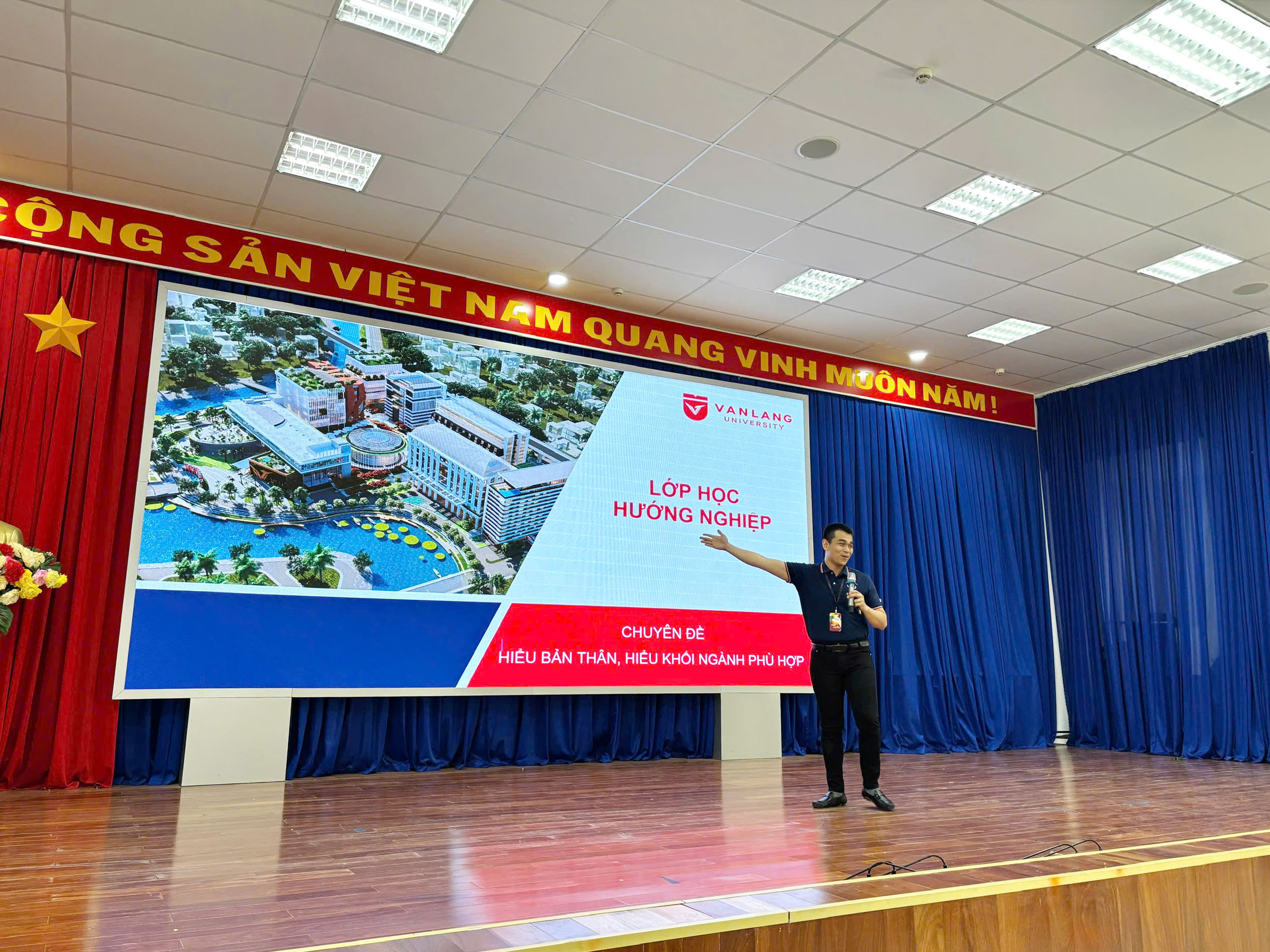 chuong-trinh-tap-huan-ve-kien-thuc-khoi-nghiep-cho-thanh-nien-lam-kinh-te-va-tu-van-huong-nghiep-cho-hoc-sinh-khoi-thcs-thpt-nam-2025-tai-huyen-mo-cay-nam-tinh-ben-tre_b.JPG