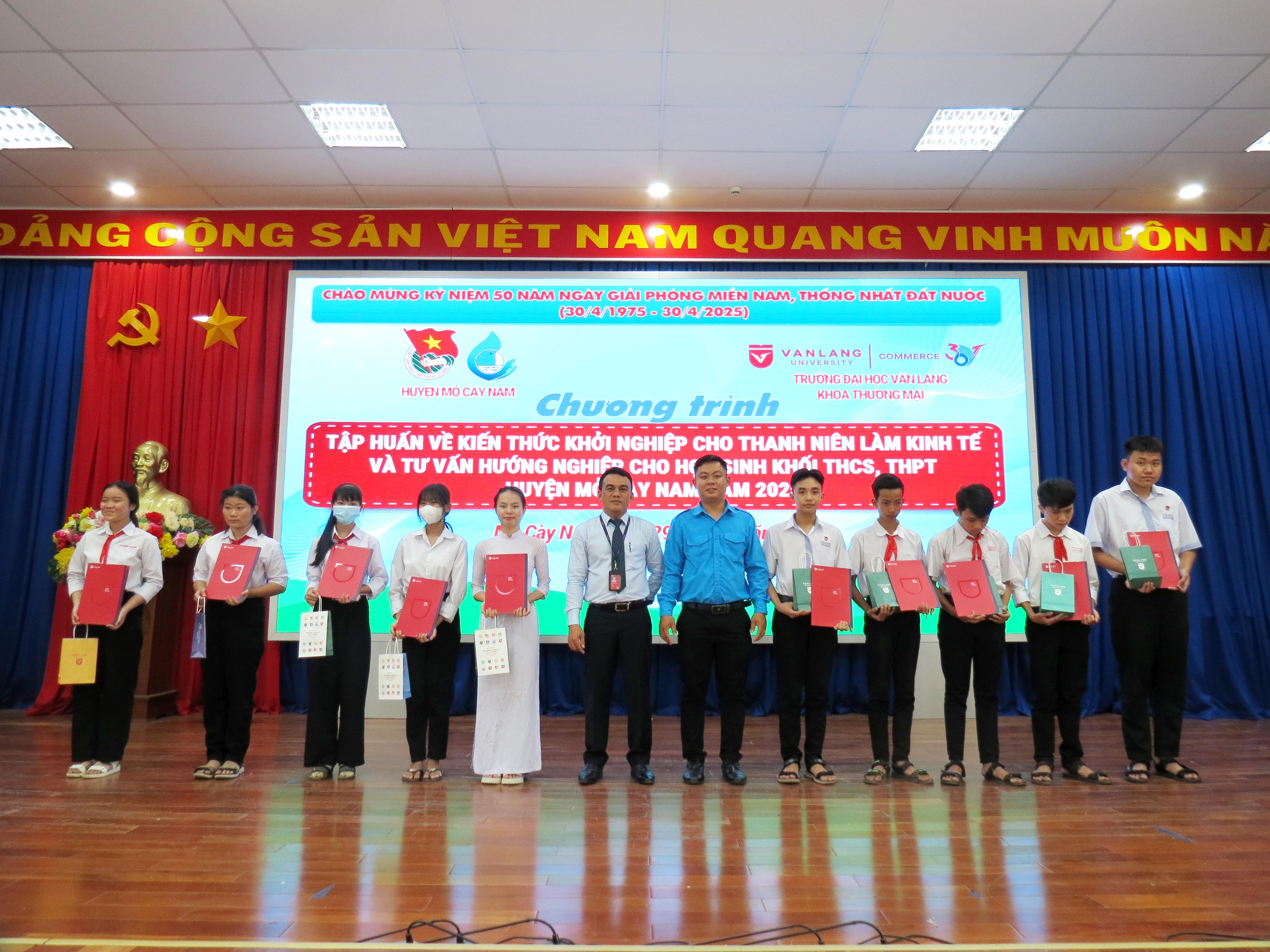 chuong-trinh-tap-huan-ve-kien-thuc-khoi-nghiep-cho-thanh-nien-lam-kinh-te-va-tu-van-huong-nghiep-cho-hoc-sinh-khoi-thcs-thpt-nam-2025-tai-huyen-mo-cay-nam-tinh-ben-tre_c.JPG