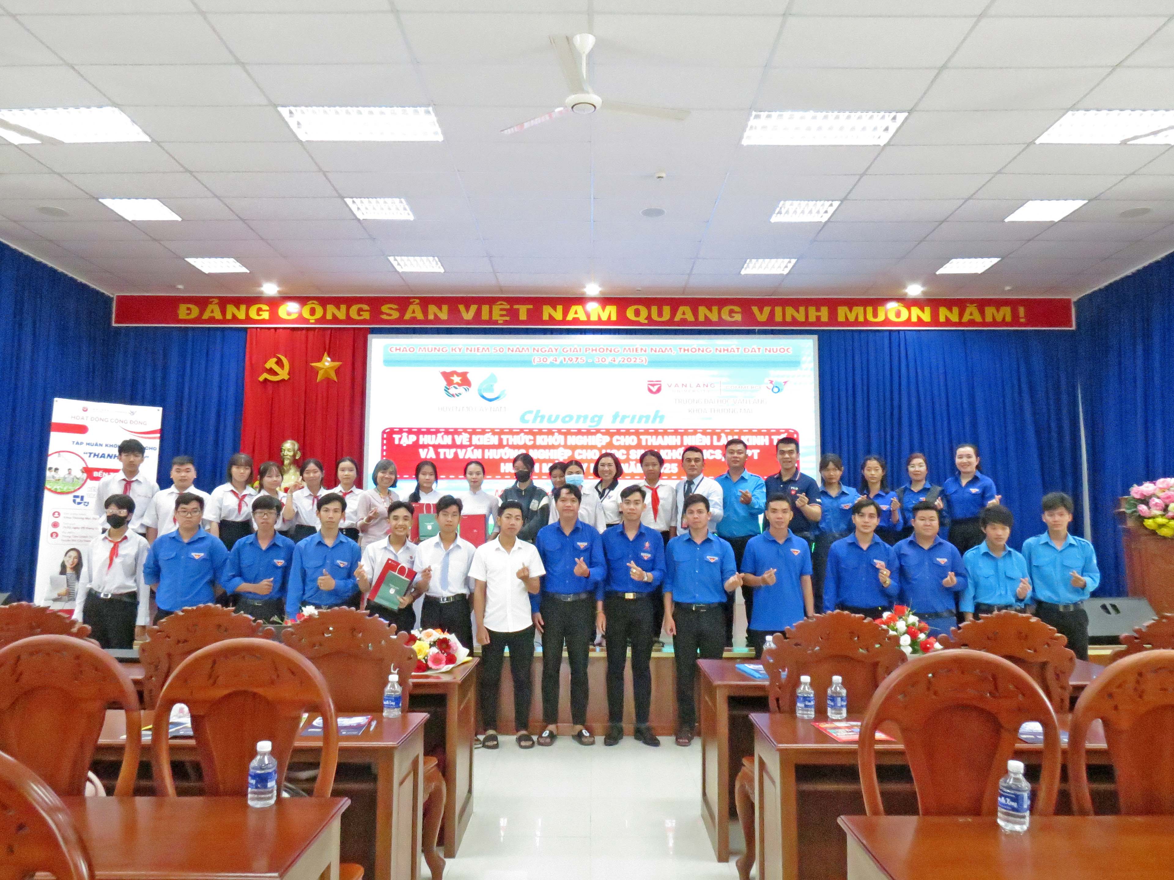 chuong-trinh-tap-huan-ve-kien-thuc-khoi-nghiep-cho-thanh-nien-lam-kinh-te-va-tu-van-huong-nghiep-cho-hoc-sinh-khoi-thcs-thpt-nam-2025-tai-huyen-mo-cay-nam-tinh-ben-tre_d.JPG