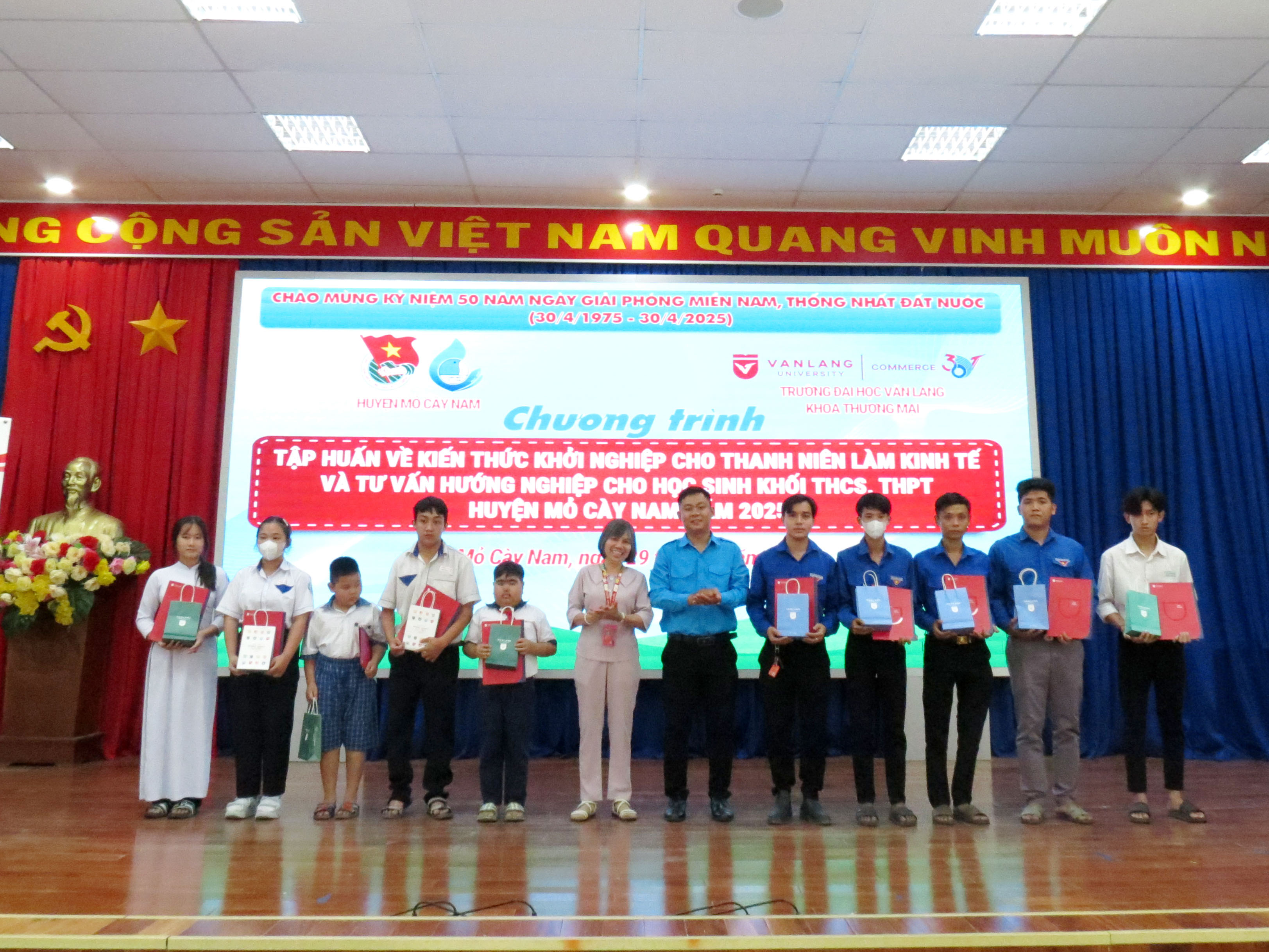 chuong-trinh-tap-huan-ve-kien-thuc-khoi-nghiep-cho-thanh-nien-lam-kinh-te-va-tu-van-huong-nghiep-cho-hoc-sinh-khoi-thcs-thpt-nam-2025-tai-huyen-mo-cay-nam-tinh-ben-tre_e.JPG