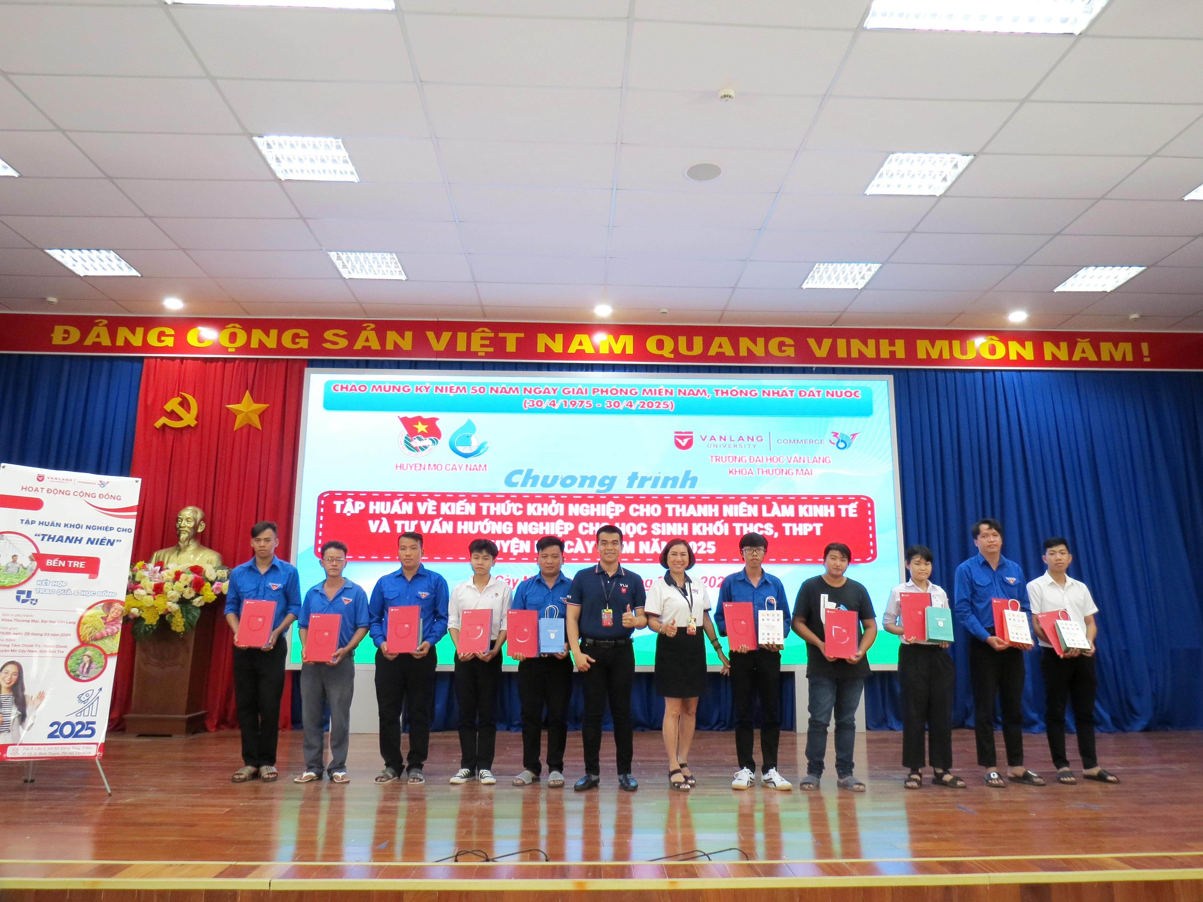 chuong-trinh-tap-huan-ve-kien-thuc-khoi-nghiep-cho-thanh-nien-lam-kinh-te-va-tu-van-huong-nghiep-cho-hoc-sinh-khoi-thcs-thpt-nam-2025-tai-huyen-mo-cay-nam-tinh-ben-tre_f.JPG