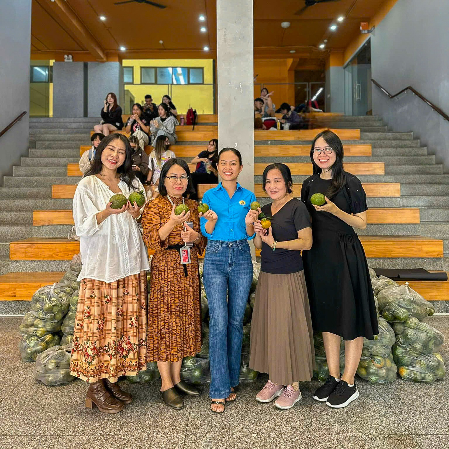 cong-doan-truong-dai-hoc-van-lang-lan-toa-tinh-than-se-chia-giai-cuu-6,5-tan-cam-vinh-Long-b.jpg