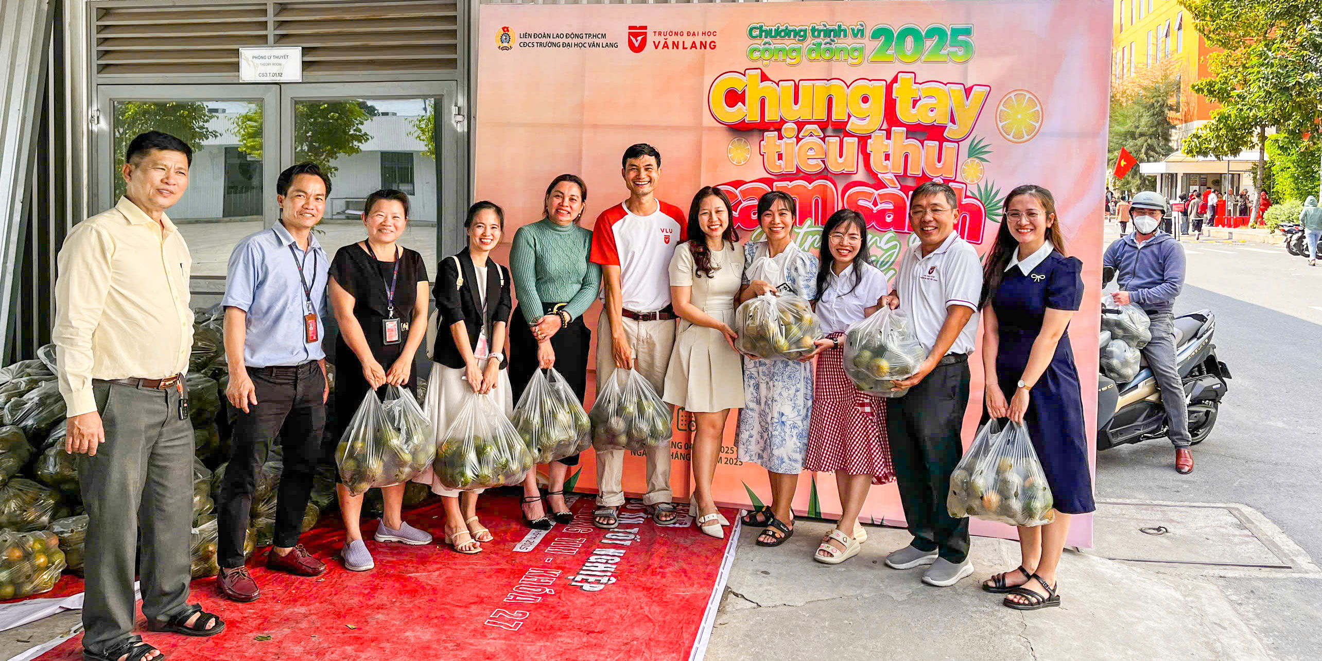 cong-doan-truong-dai-hoc-van-lang-lan-toa-tinh-than-se-chia-giai-cuu-6,5-tan-cam-vinh-Long-e.jpg