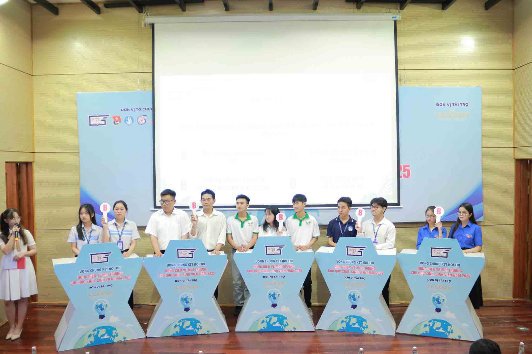 cuu sinh vien truong dai hoc van lang dat giai nhi hoi thi hung bien ve moi truong nam 2025-a-2.jpg