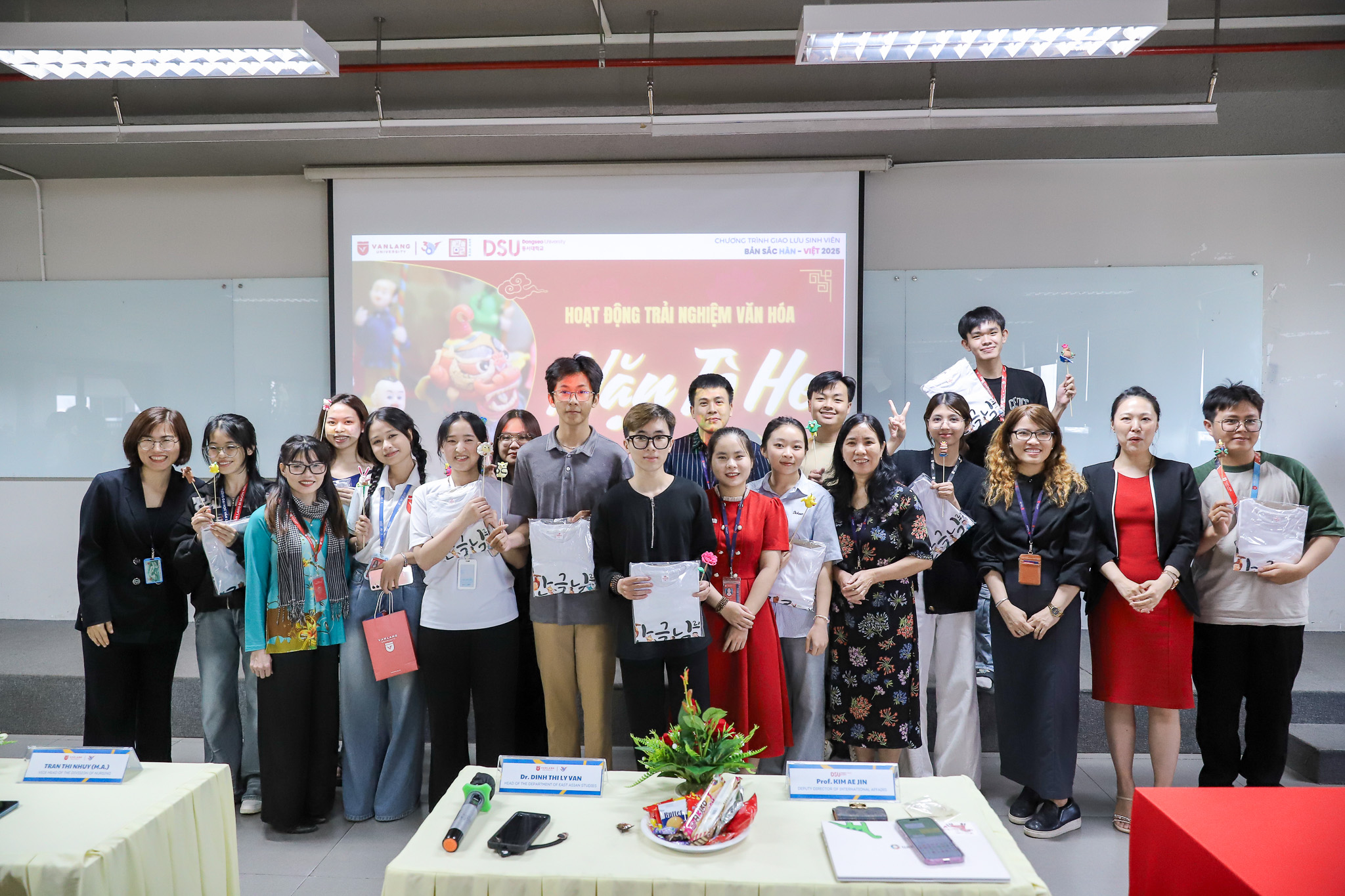dai-hoc-van-lang-don-tiep-dai-hoc-dongseo:-cung-viet-tiep-hanh-trinh-ket-noi-thanh-nien-quoc-te-b.jpg