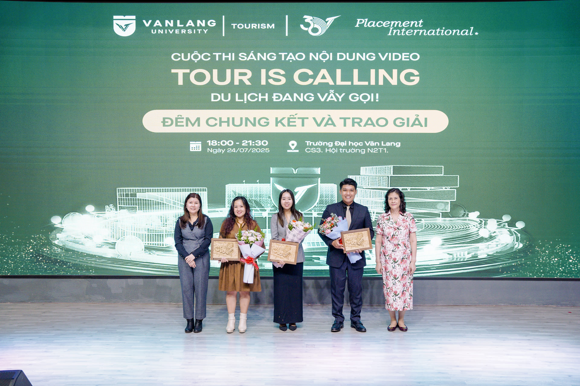dem-chung-ket-tour-is-calling-2025-khoa-du-lich-van-lang-khoi-day-sang-tao,-tai-nang-qua-nhung-l.jpg