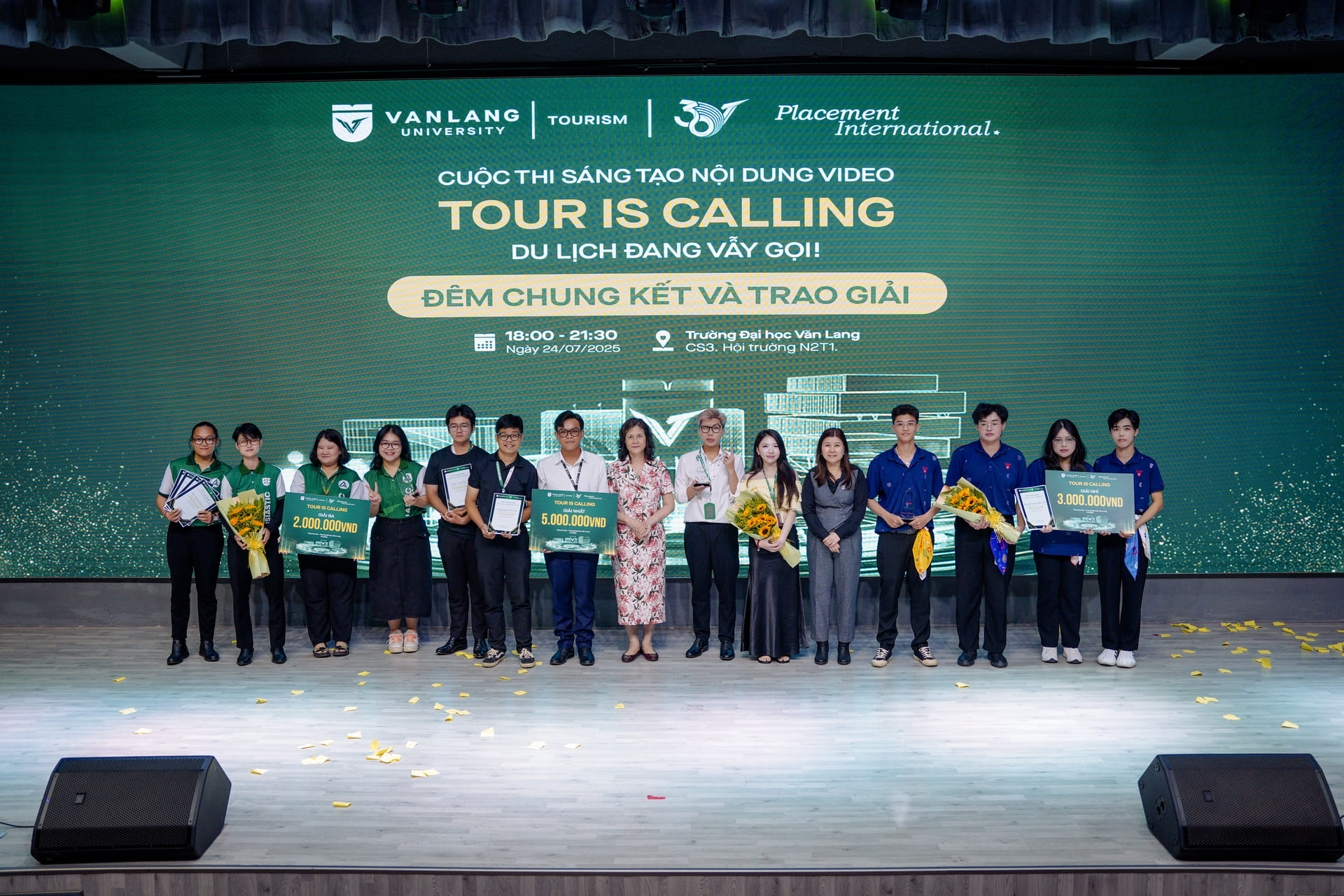dem-chung-ket-tour-is-calling-2025-khoa-du-lich-van-lang-khoi-day-sang-tao,-tai-nang-qua-nhung-thuoc-c.jpg