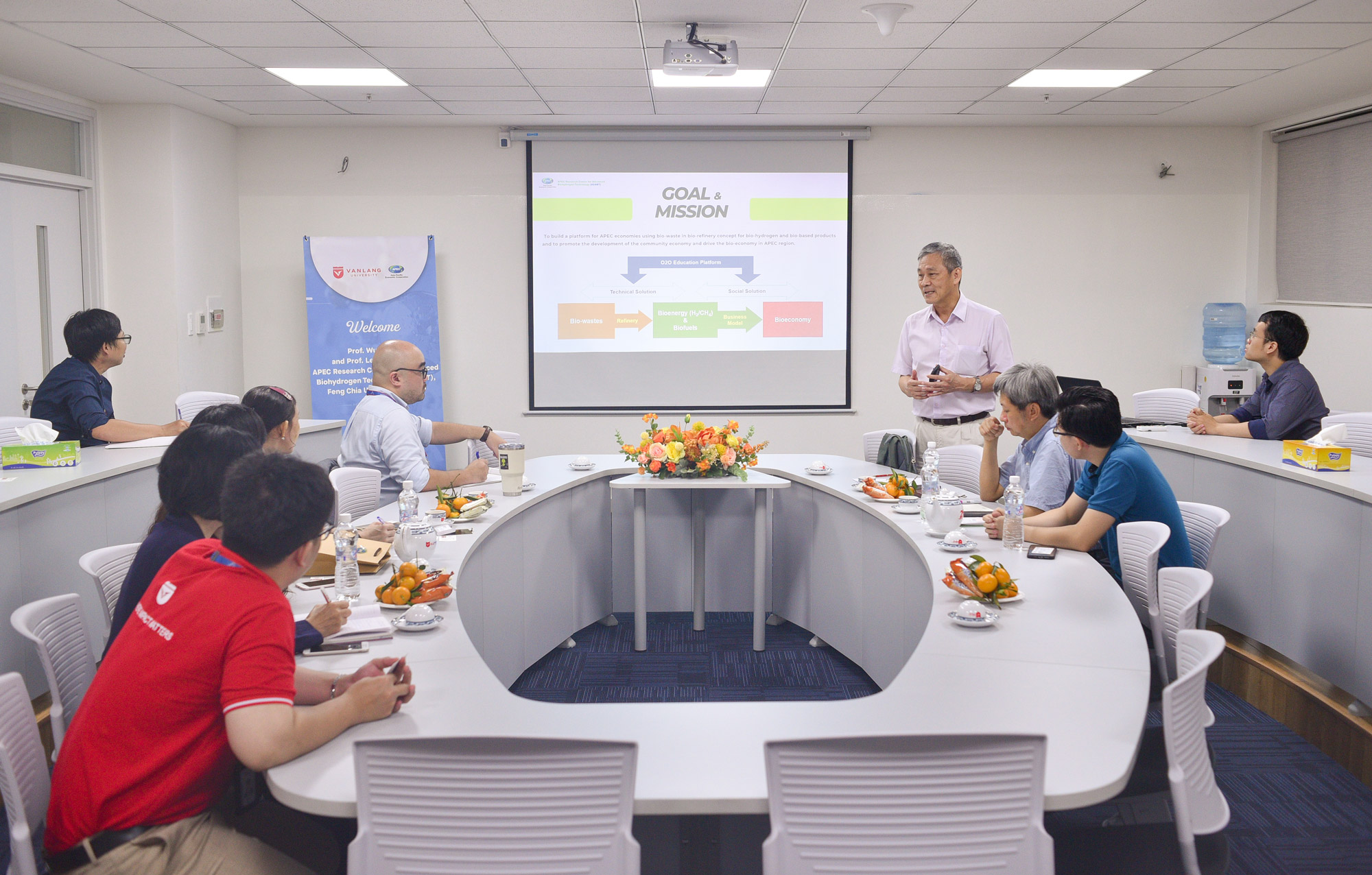 doan-acabt-den-tham-quan-va-lam-viec-tai-vlu-b.jpg