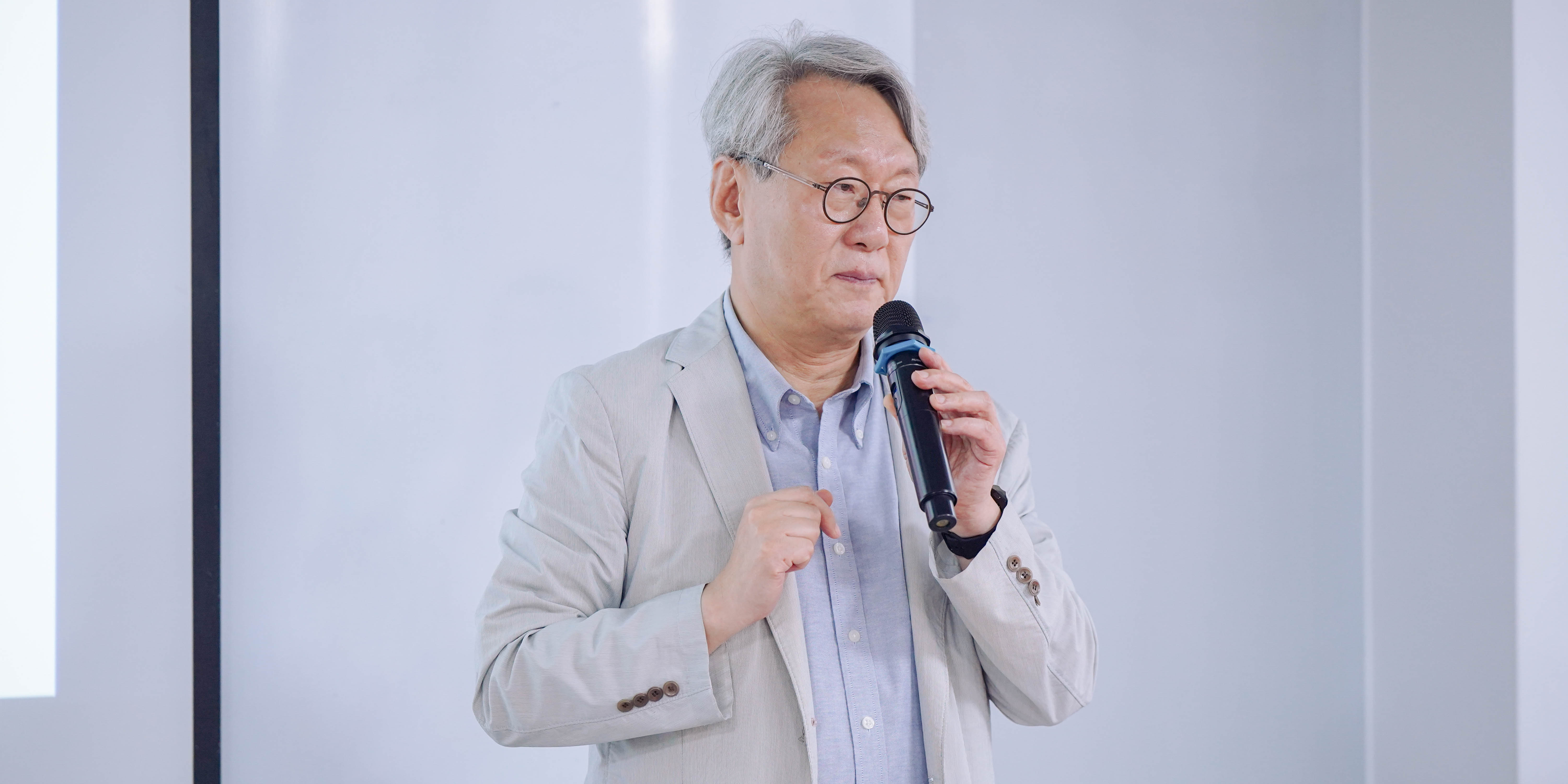 giao-su-danh-du-song-hyang-keun-dai-hoc-ngoai-ngu-busan-thuyet-giang-van-hoa-am-nhac-han-quoc-tai-truong-dai-hoc-van-lang-a.jpg