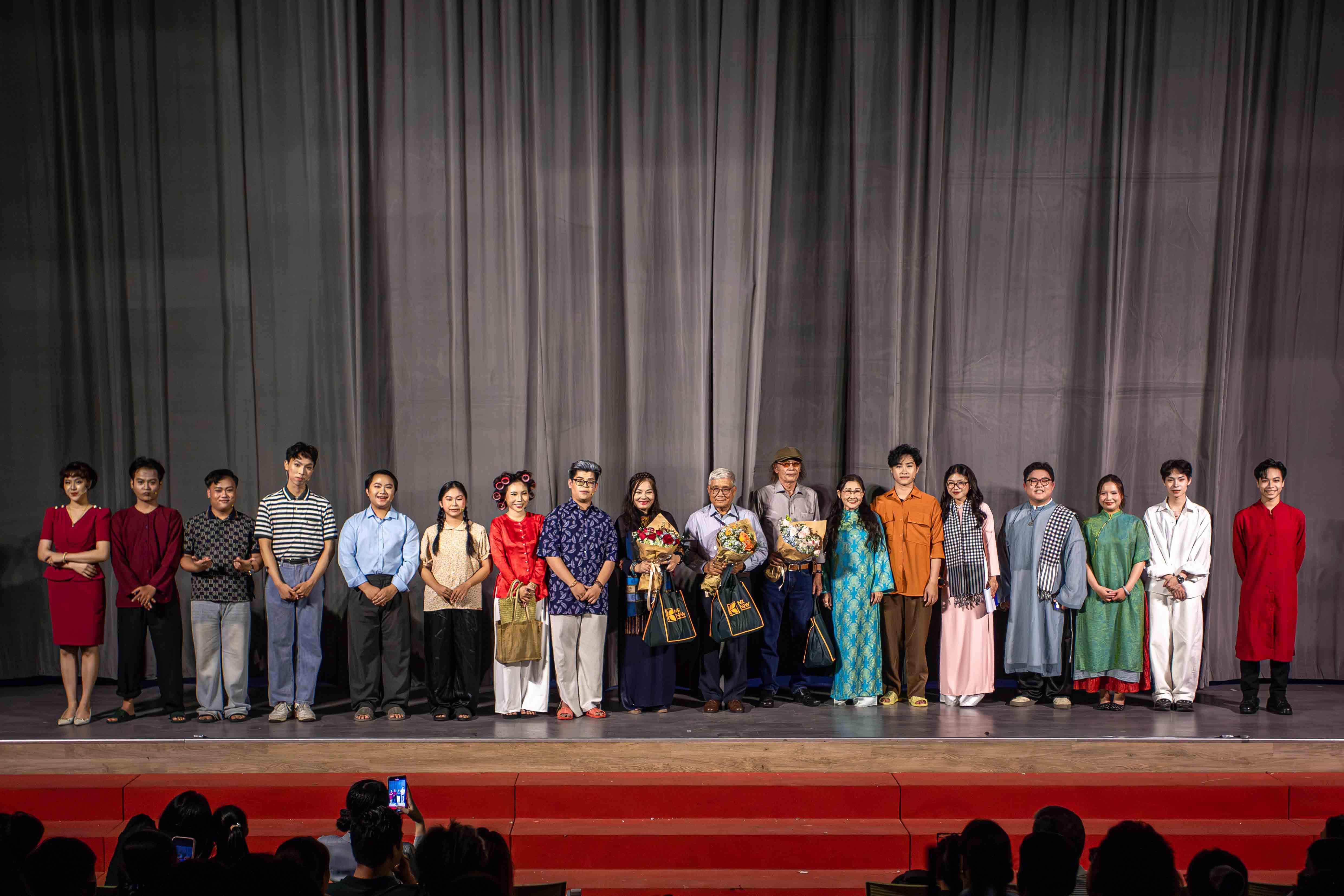 hanh-trinh-buoc-qua-hoang-mang-de-cham-toi-san-khau-cua-pham-van-ninh-a.jpg