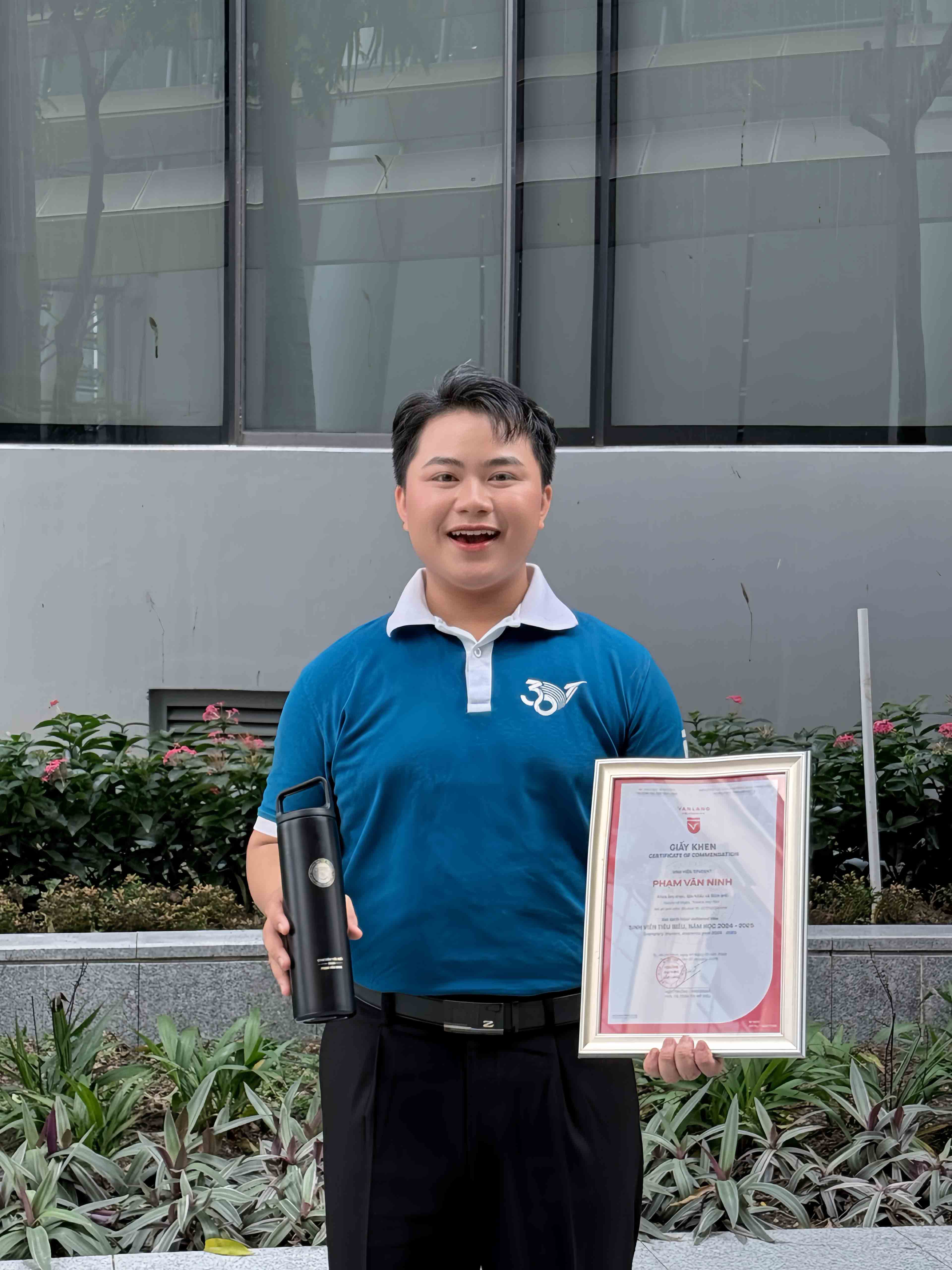 hanh-trinh-buoc-qua-hoang-mang-de-cham-toi-san-khau-cua-pham-van-ninh-b.jpg