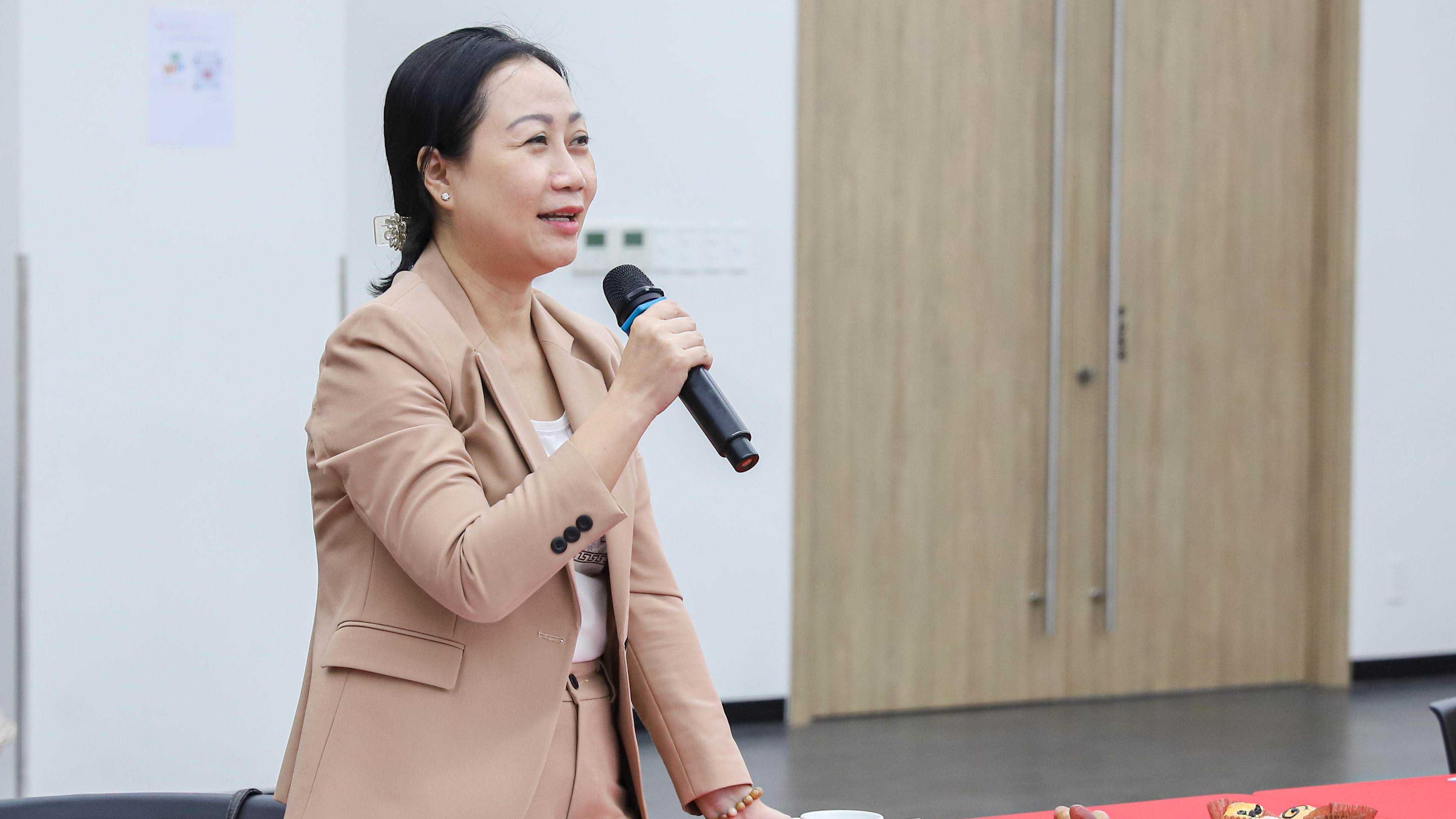 hoi-nghi-trien-khai-cong-tac-va-ky-ket-giao-uoc-thi-dua-nam-hoc-2025-2026-b.jpg